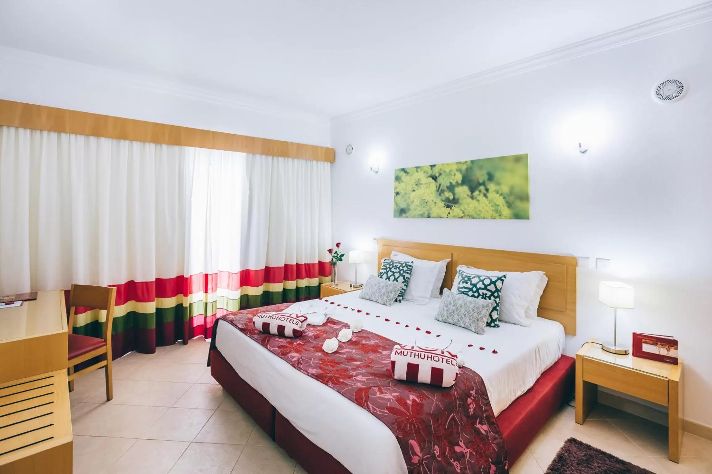 Deluxe One-Bedroom Apartment in Grand Muthu Forte do Vale