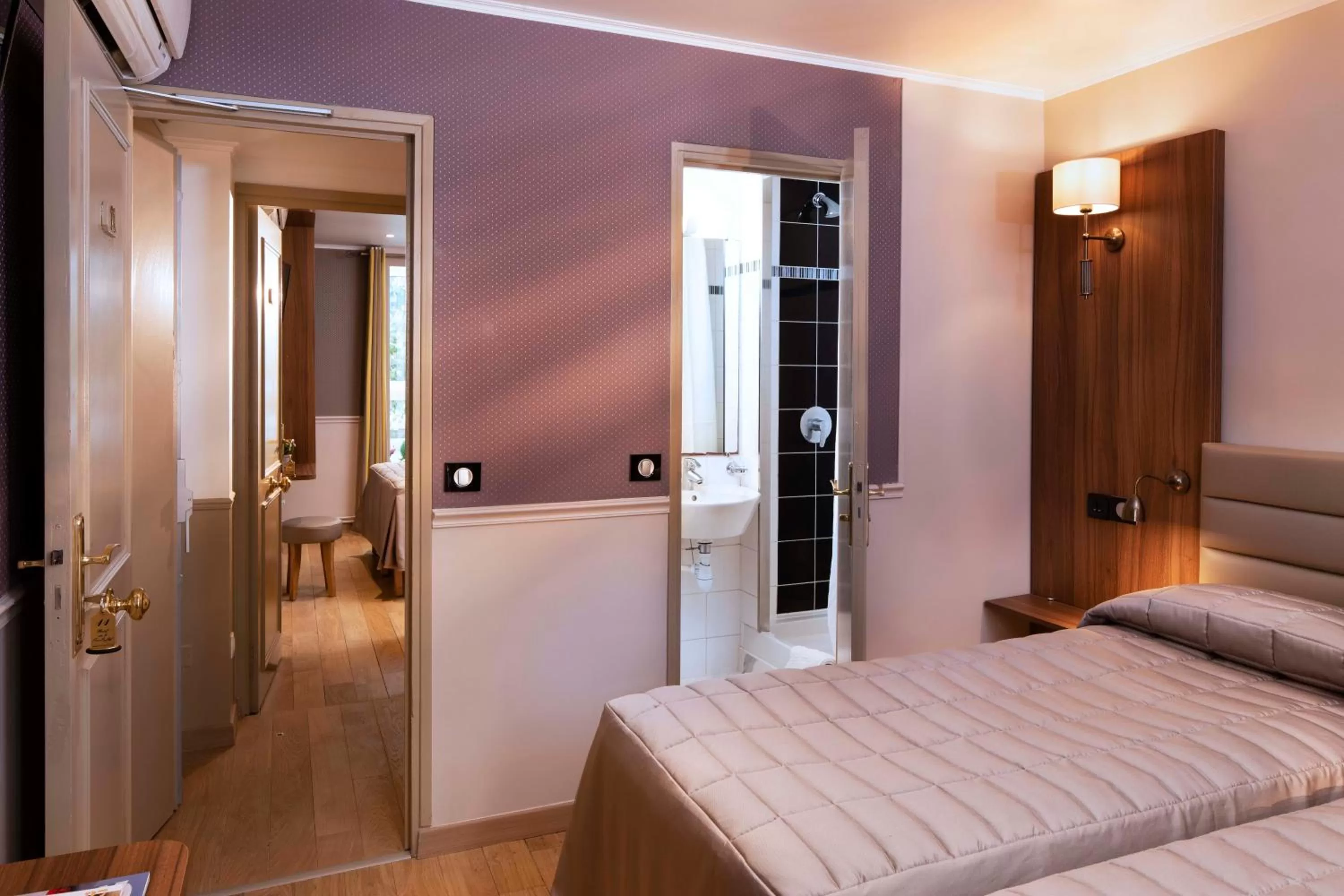 Comfort Quadruple Room in Hôtel de la Tour Eiffel