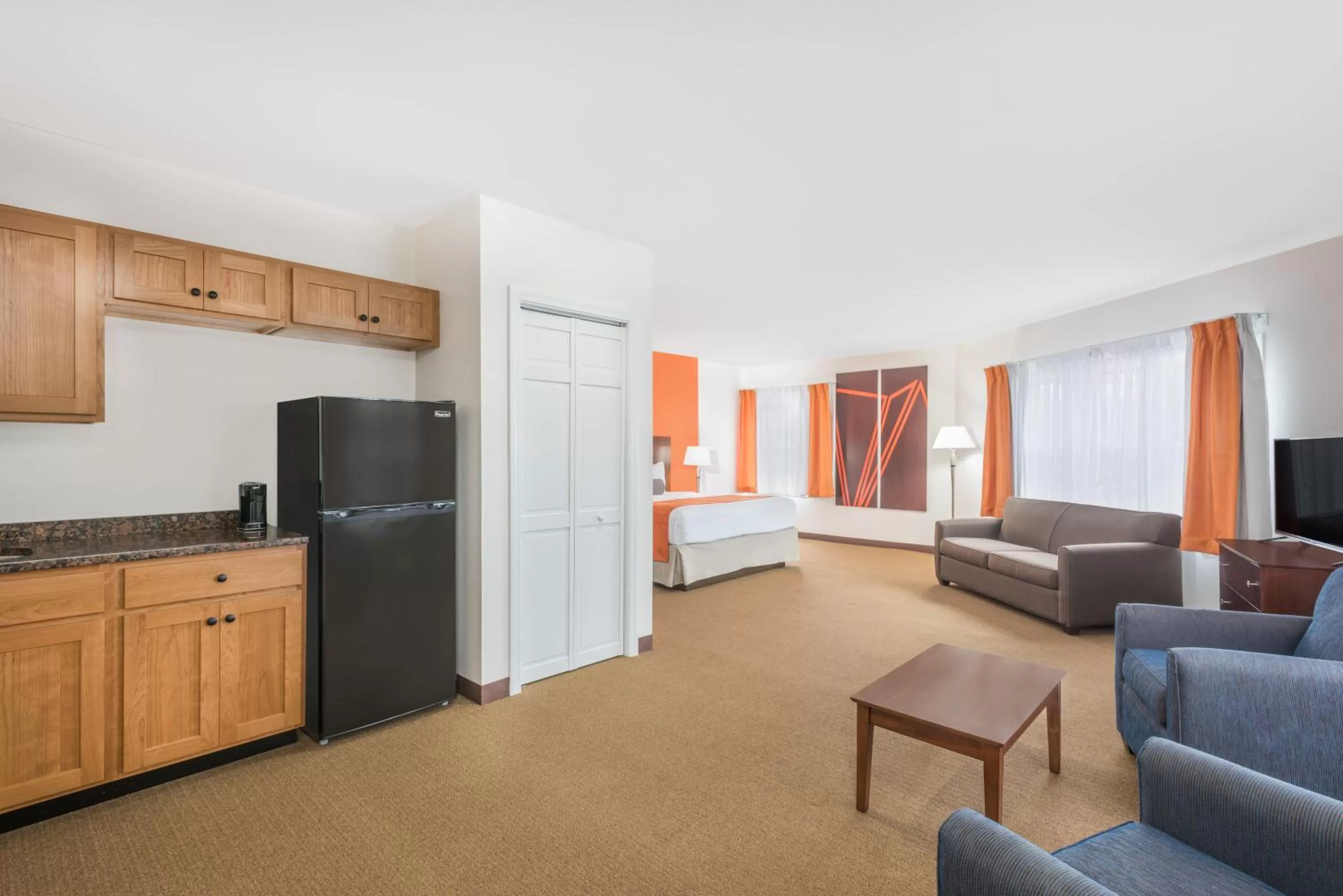 King Suite - Non-Smoking in Howard Johnson by Wyndham Quincy/ Boston