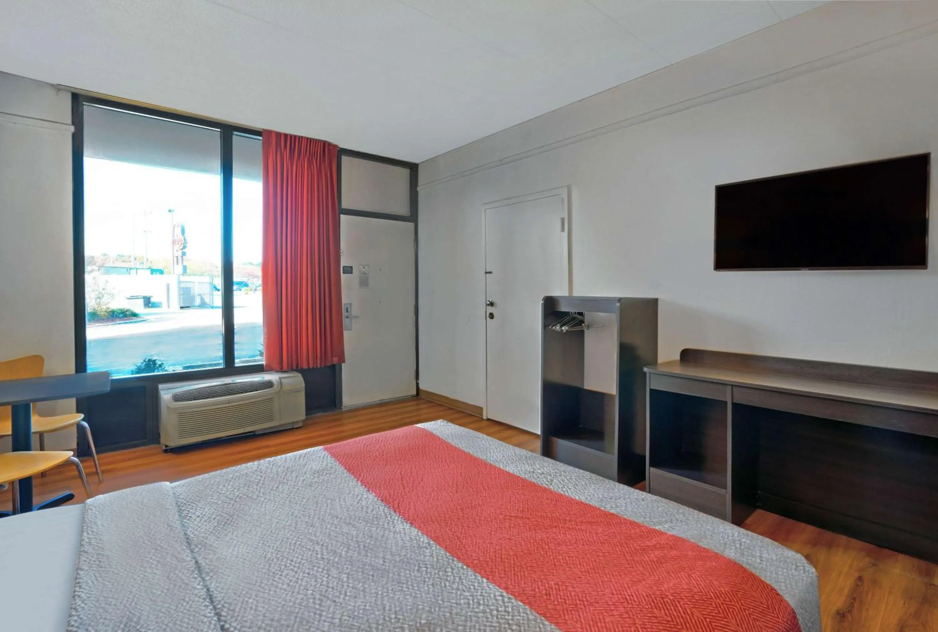 Queen Room - single occupancy - Disability Access - Smoking in Motel 6-Seaford, DE