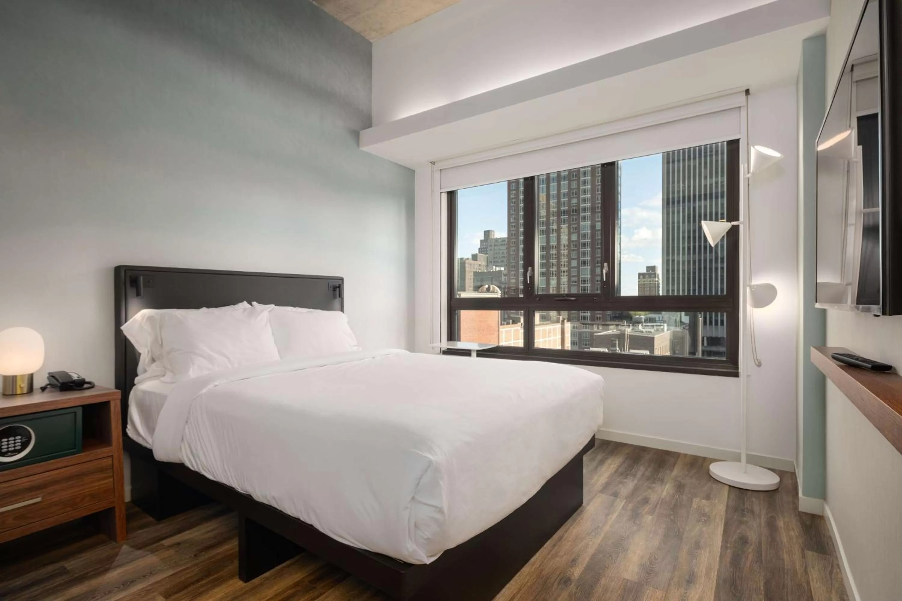 Deluxe Queen Room in Motto by Hilton Philadelphia Rittenhouse Square