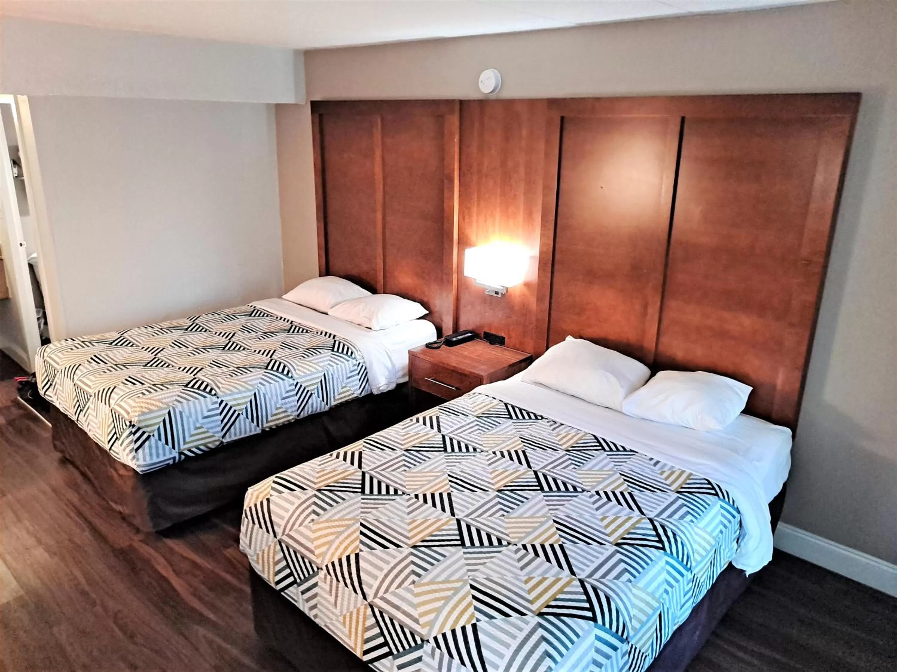 Quadruple Room - Non-Smoking in Motel 6 Catonsville MD Baltimore West