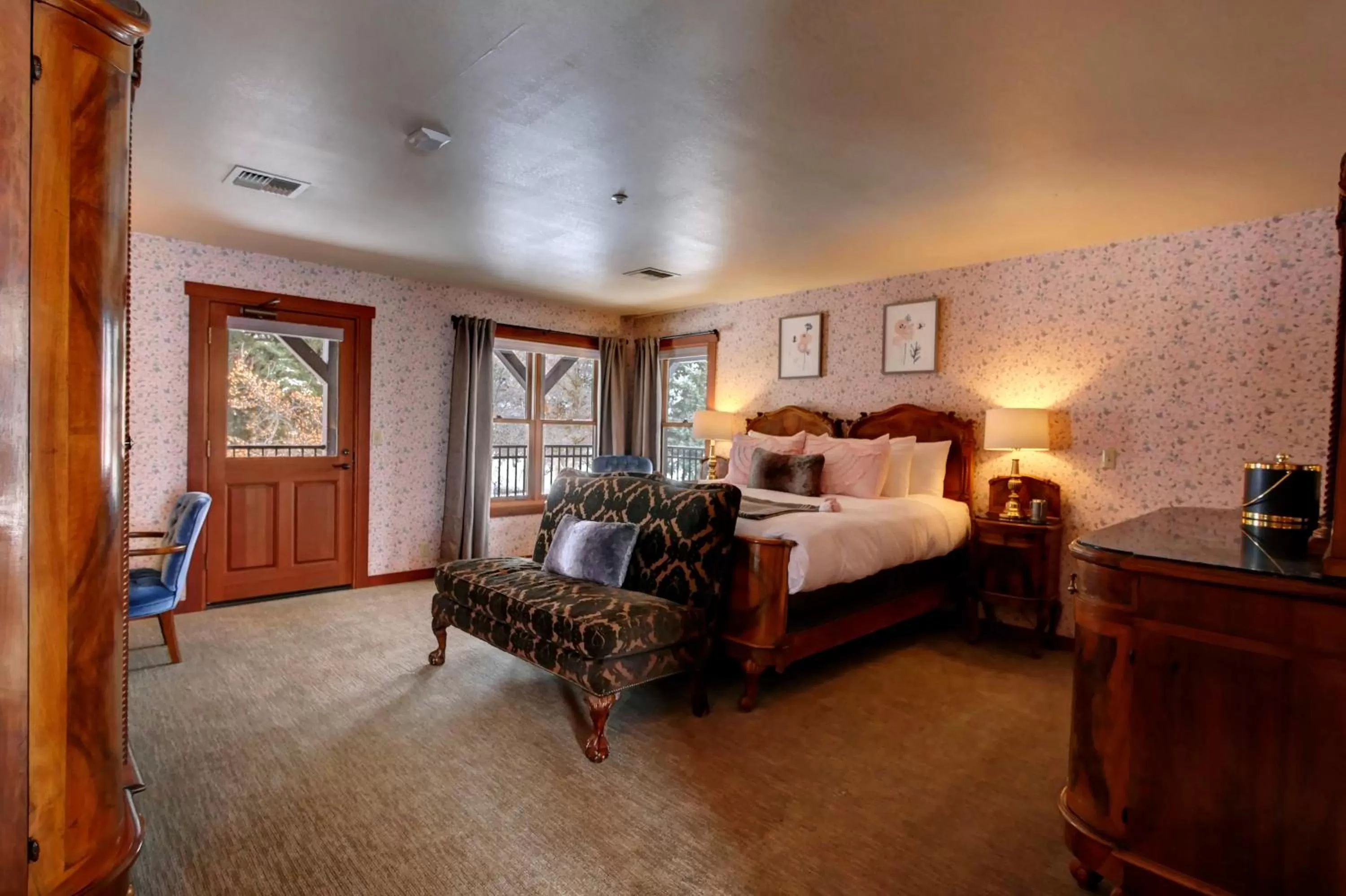 King Room with Mountain View in Casia Lodge and Ranch