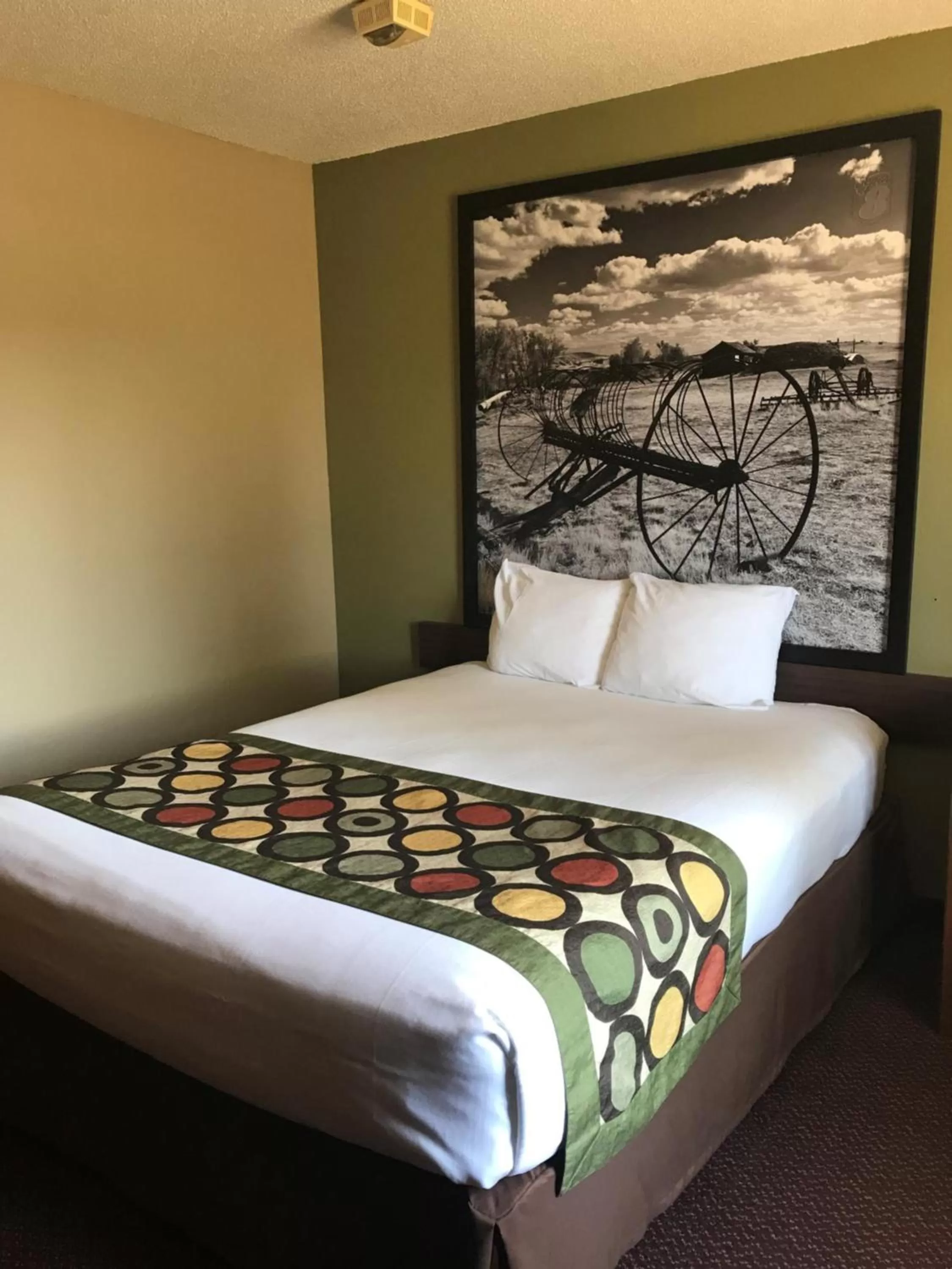 1 Queen Bed, Mobility Accessible Room, Bathtub w/ Grab Bars, Non-Smoking in Super 8 by Wyndham Aberdeen East