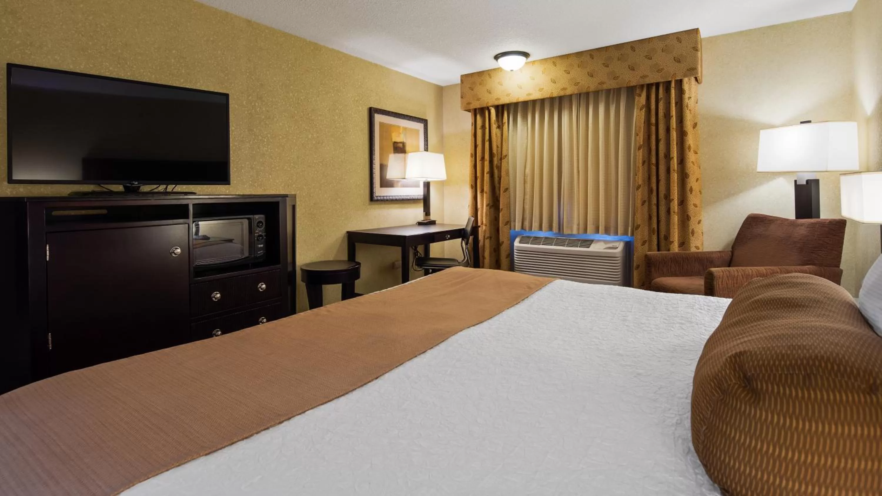 King Room with Tub - Disability Access/Non Smoking in Lloyd Hotel Astoria Bayfront, Ascend Hotel Collection