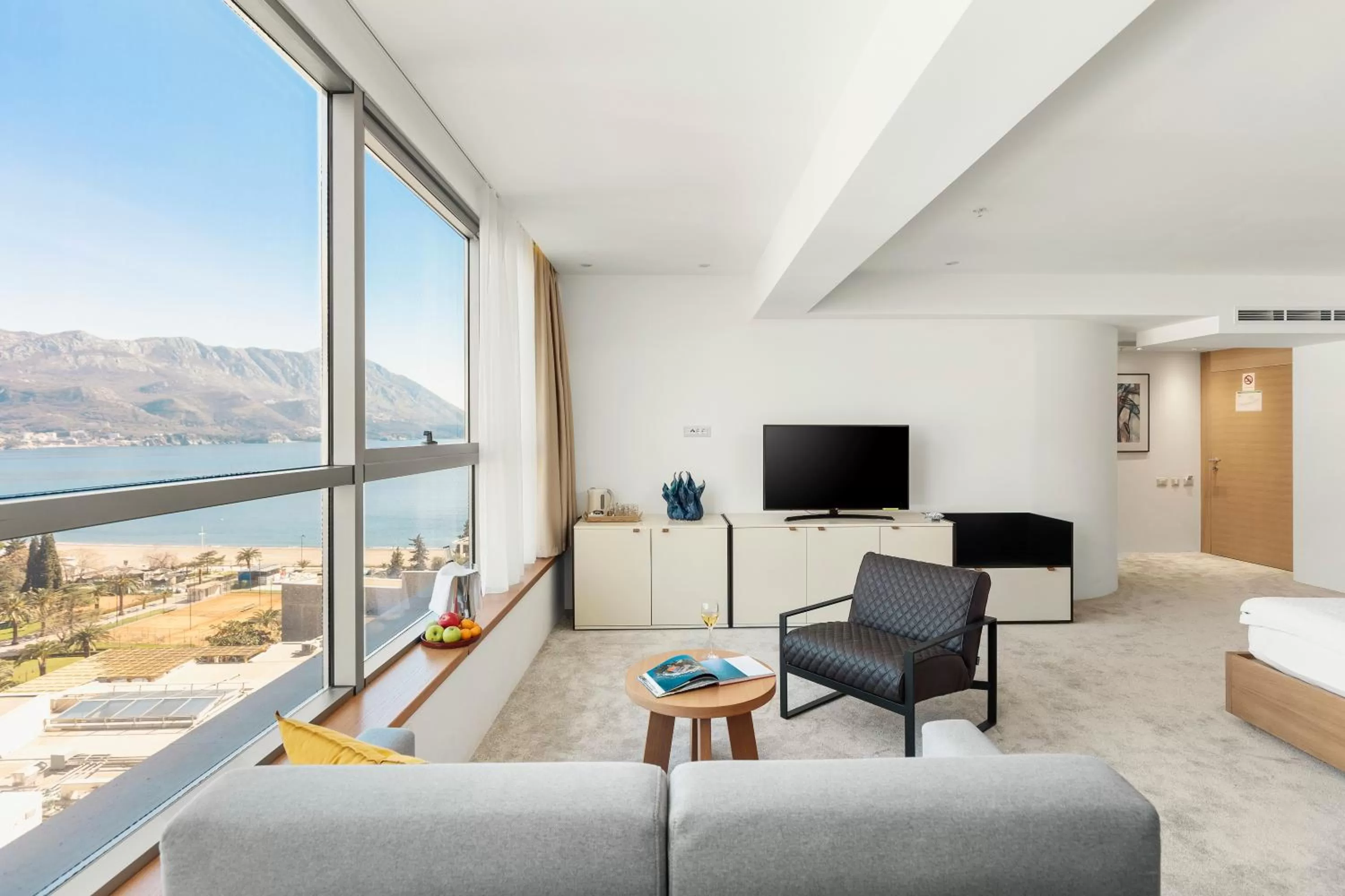 Deluxe Suite with Sea View in Hotel Harmonia by Dukley