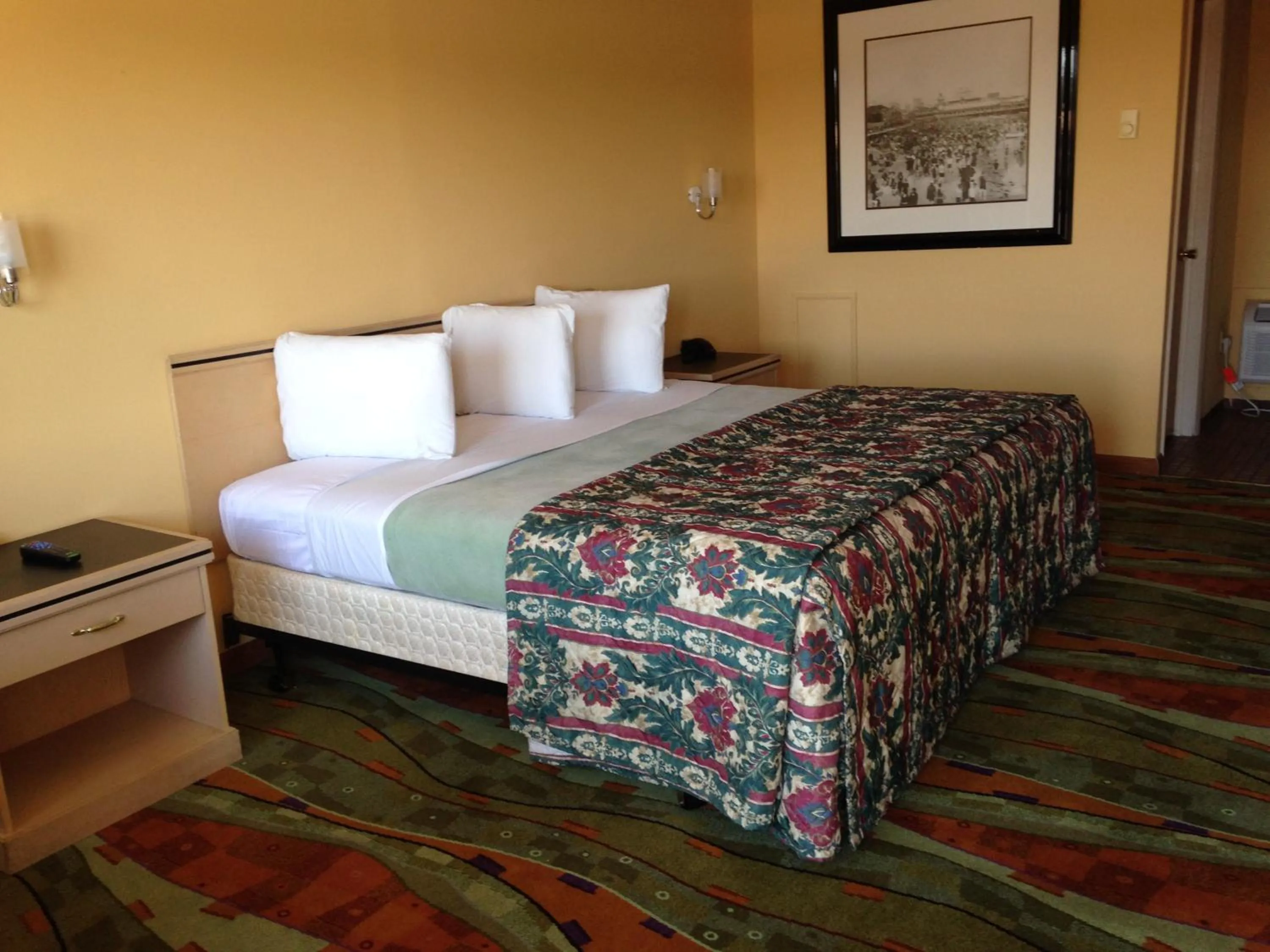Standard King Room in Super 8 by Wyndham Hazleton