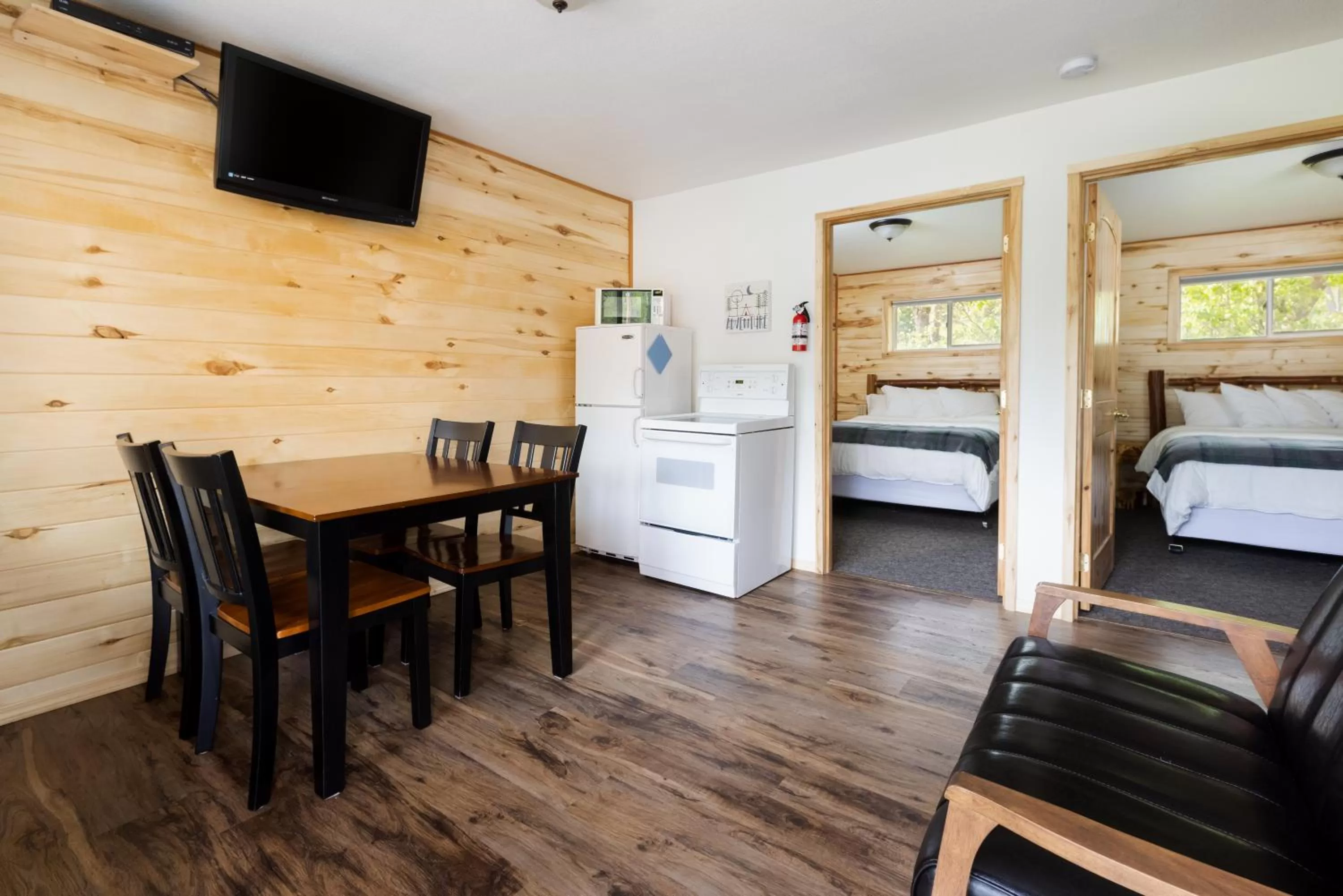 Deluxe Queen Room in Beargrass Lodging & RV Resort