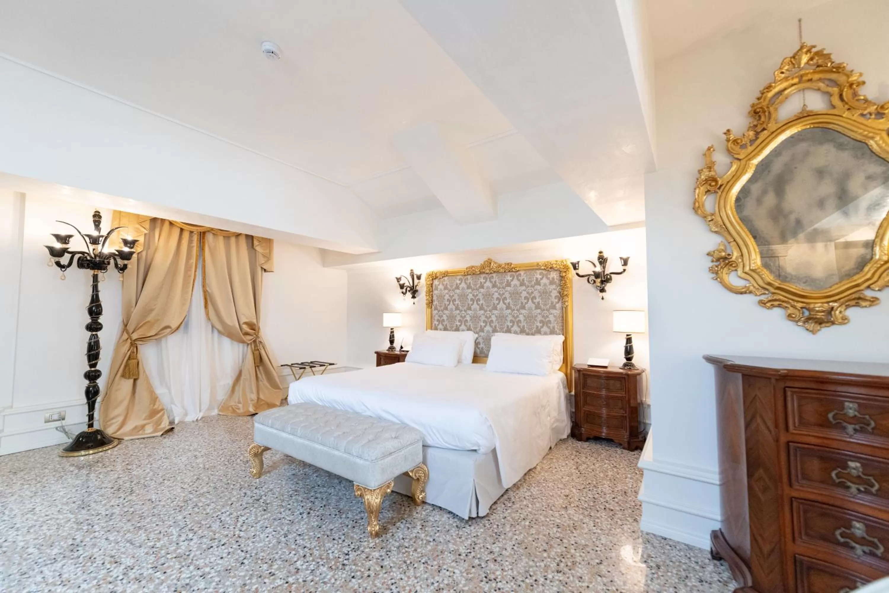 Junior Suite with Terrace in Ca' Bonfadini Historic Experience