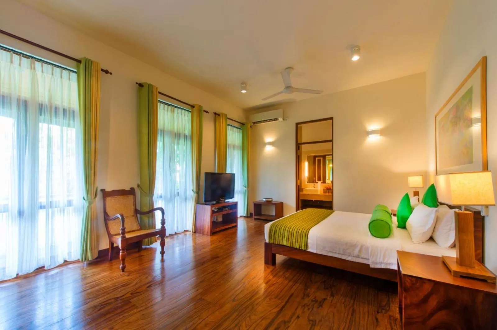 Executive Master Suite with 10% off on Food & Beverage in Zylan Colombo