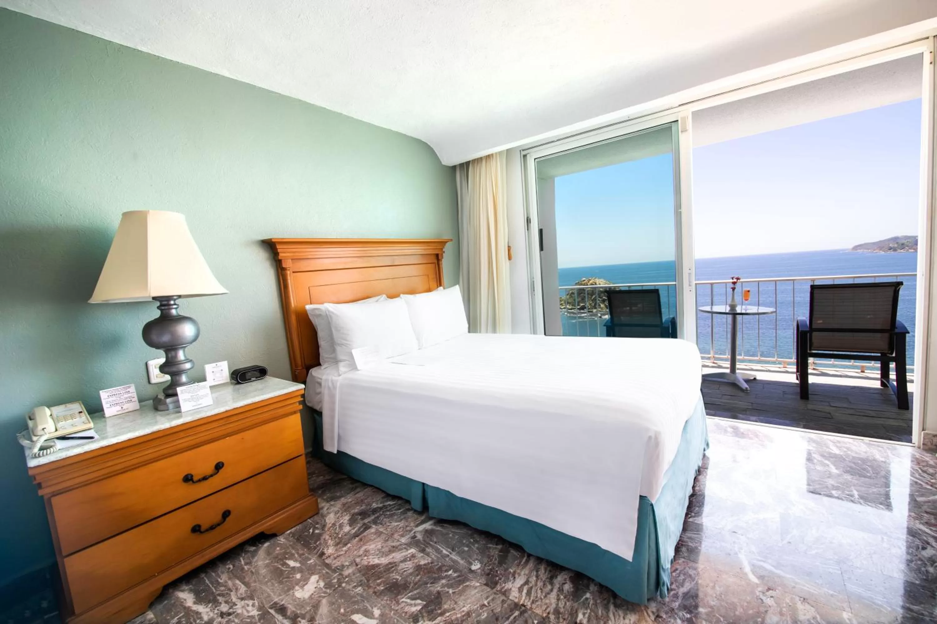 Queen Room with Sea View in Emporio Acapulco