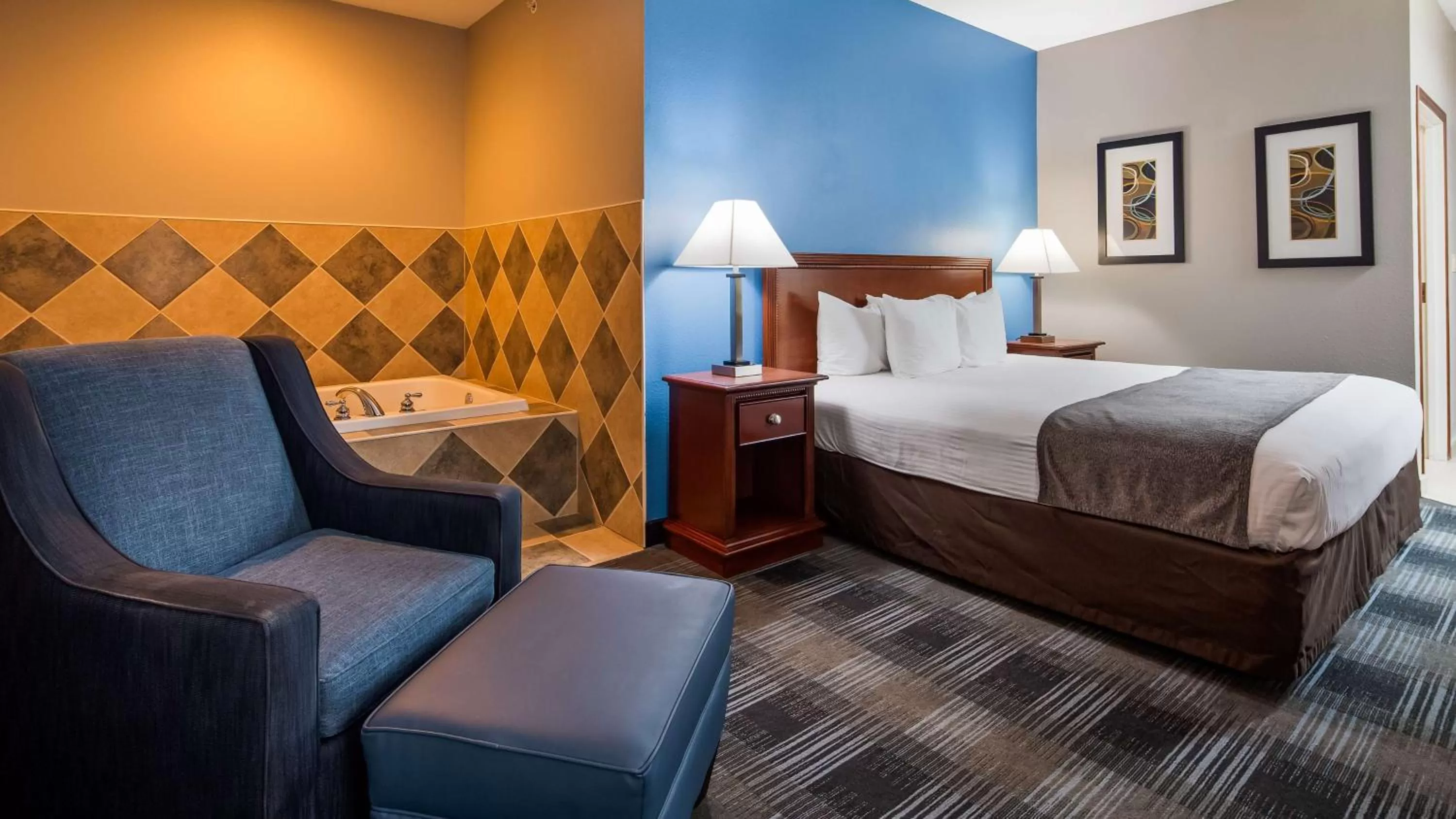 King Room with Whirlpool - Non-Smoking in Best Western Geneseo Inn