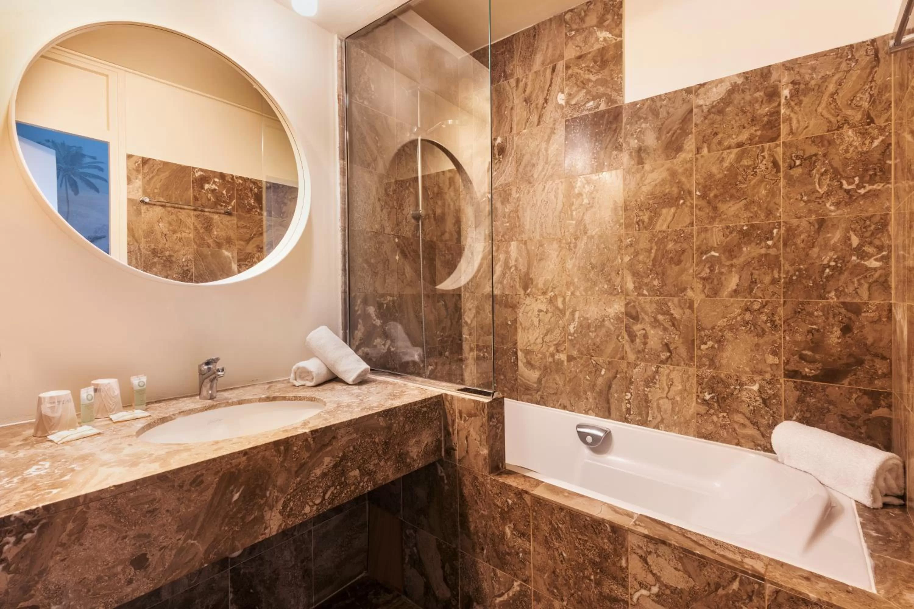 Classic Queen Room - Non-Smoking in Best Western Hotel du Lac Dunkerque- Restaurant ouvert 7/7 midi et soir