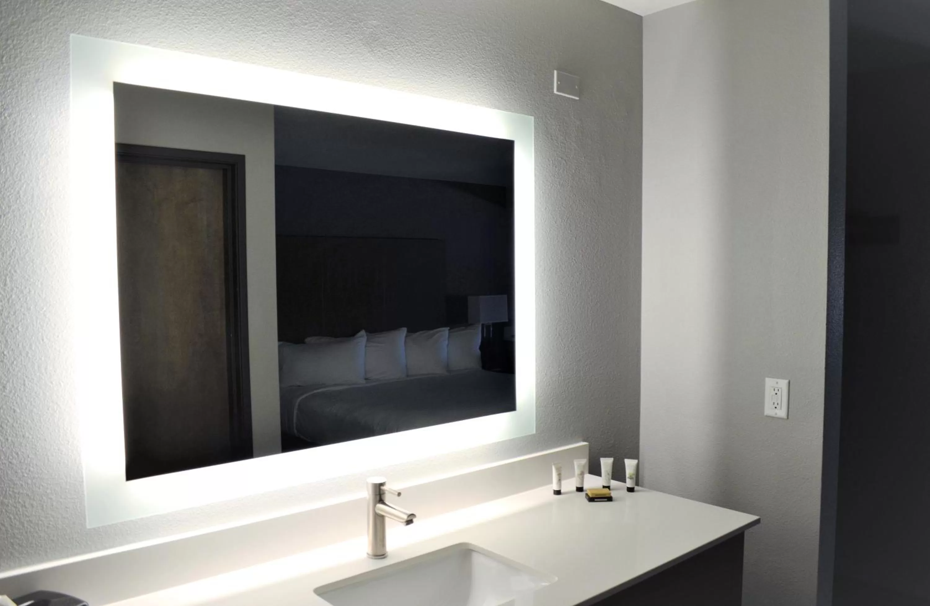 Quadruple Room with Two Queen Beds and Tub - Disability Access/Non Smoking in Hotel 28 Boise Airport, Ascend Hotel Collection