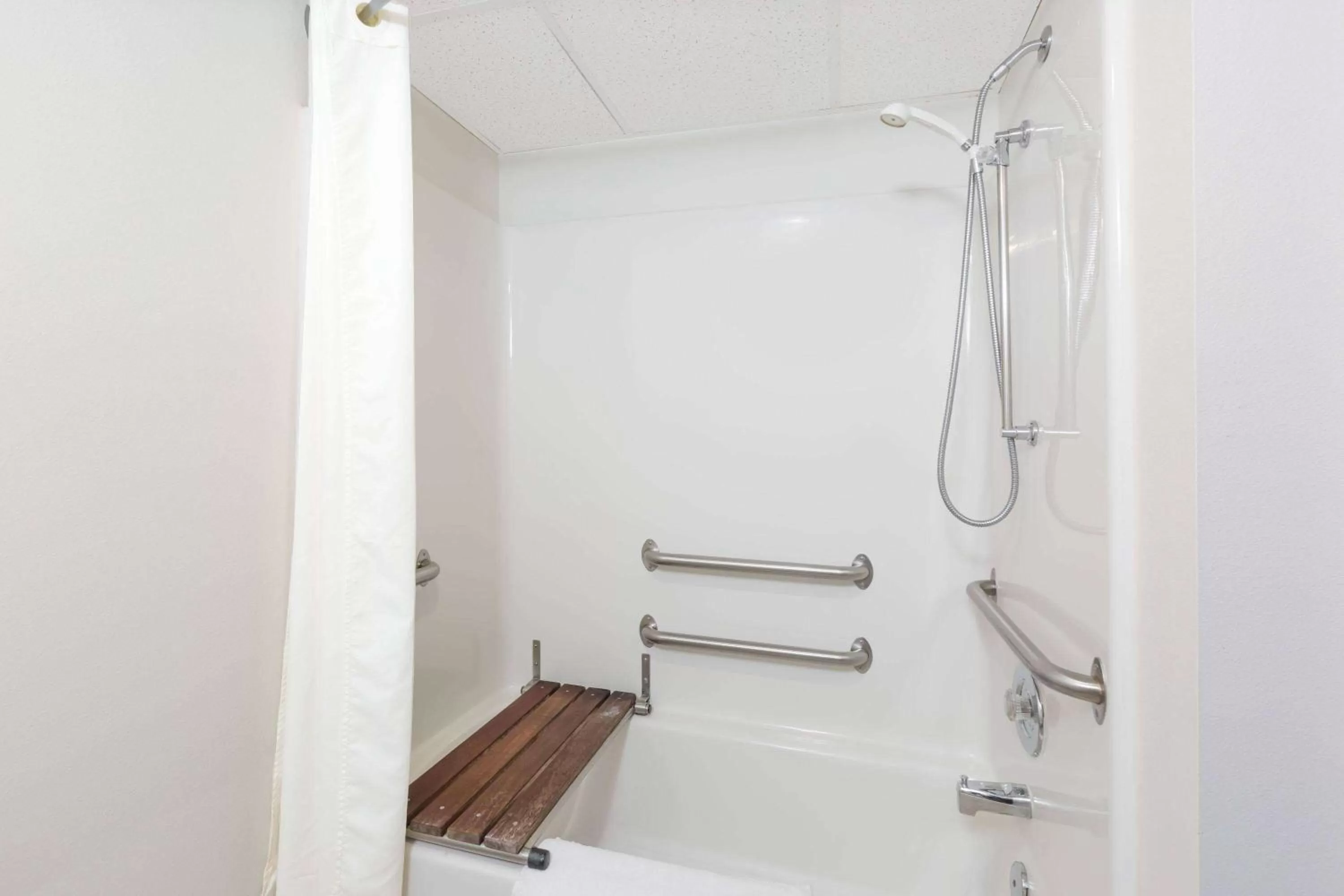 Queen Room - Mobility Access/Non-Smoking in Super 8 by Wyndham Estherville