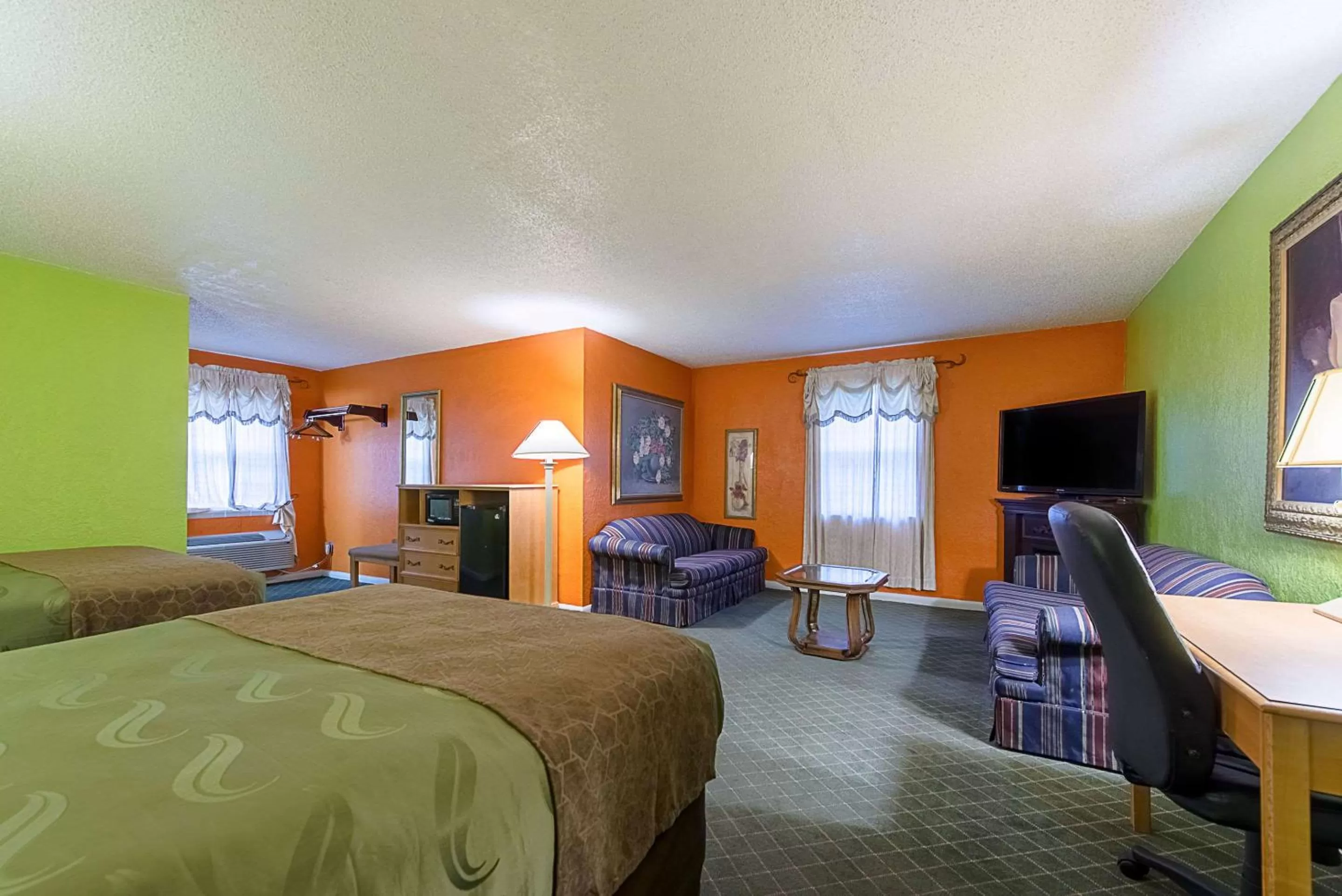 Photo of the whole room, Bed in Highway Inn