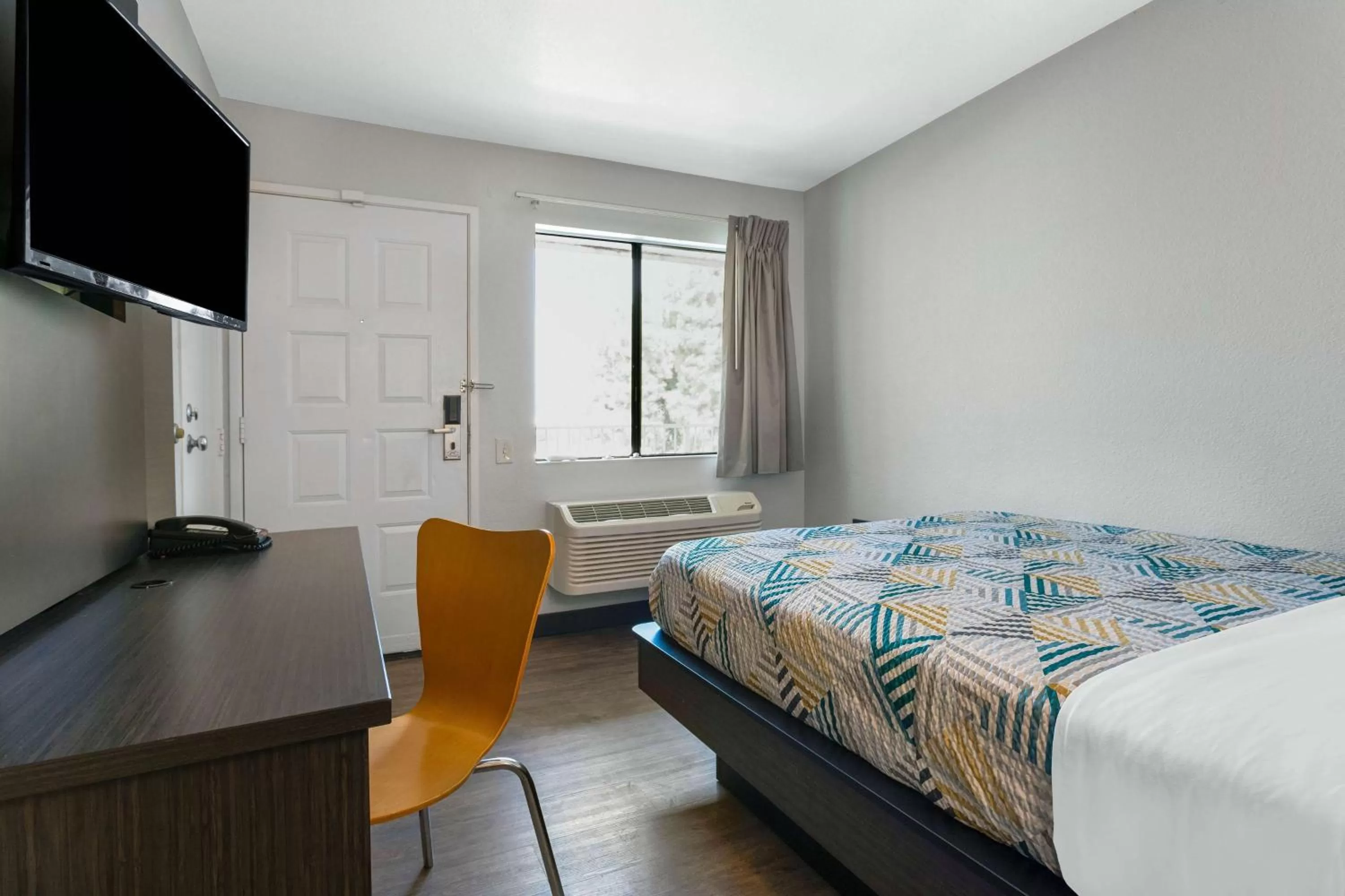 Queen Room - Non-Smoking in Motel 6-Merced, CA - North