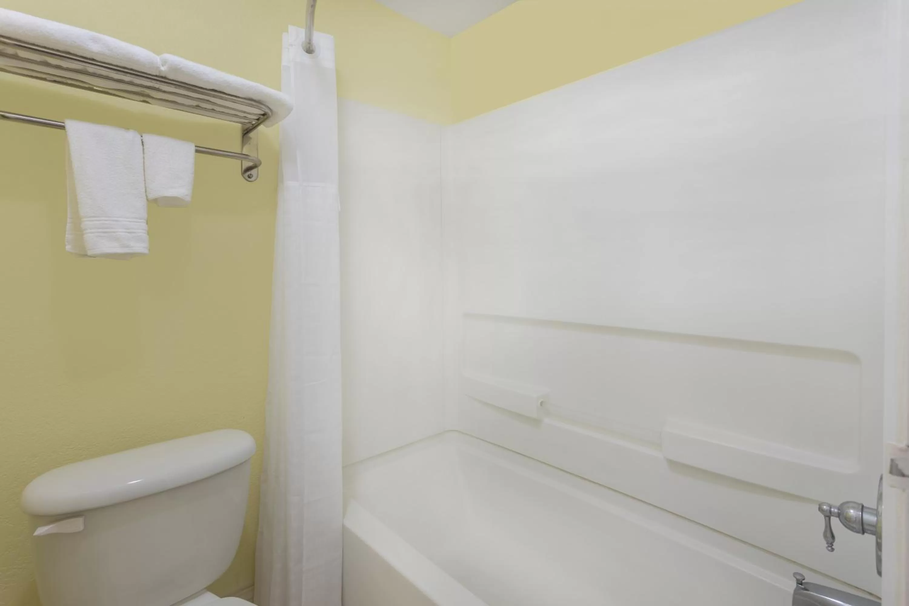 Double Studio - Non-Smoking in Super 8 By Wyndham Kingsland I-95 Naval Base Area