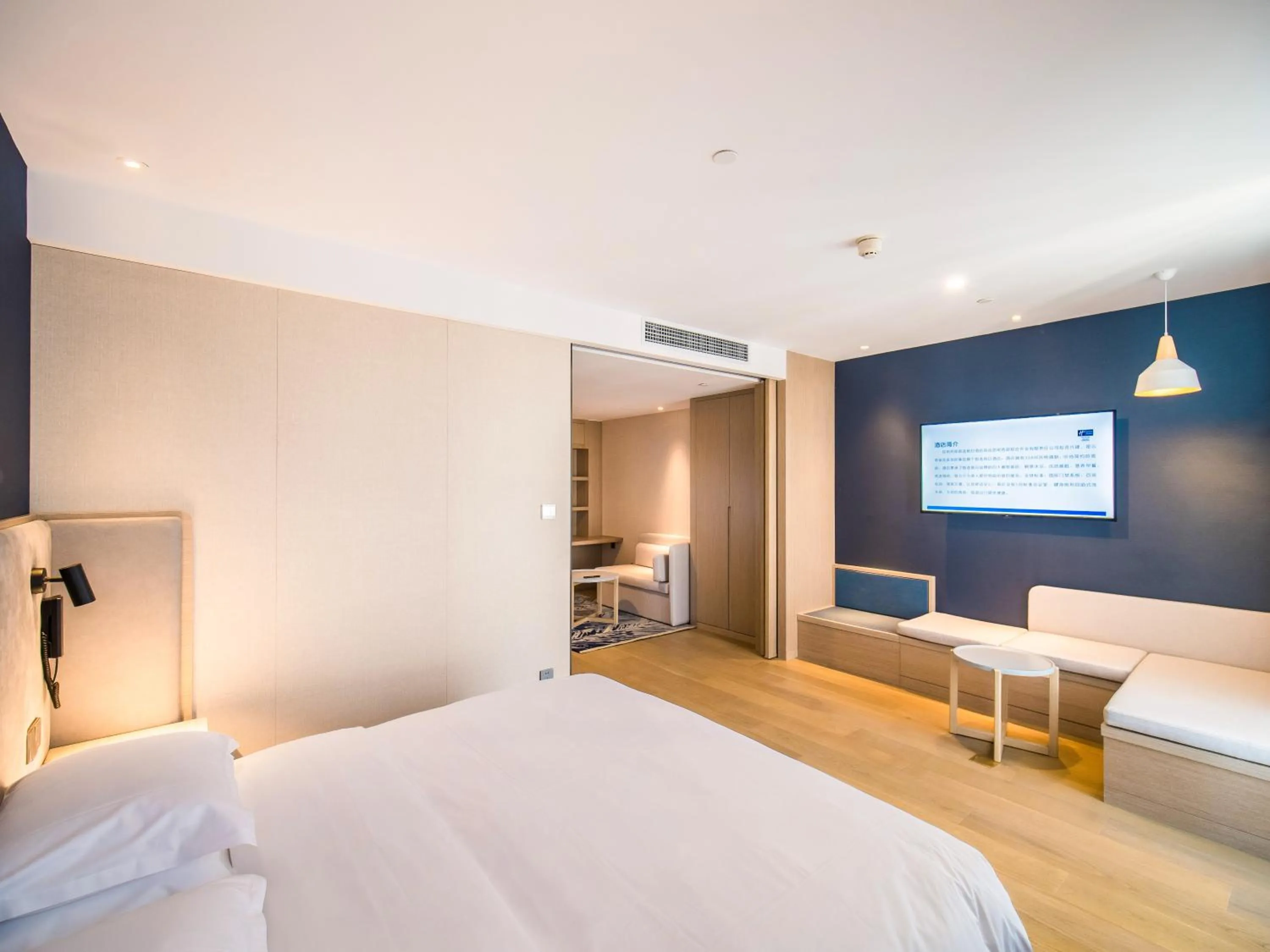 King Suite with City View in Holiday Inn Express Kunming West by IHG