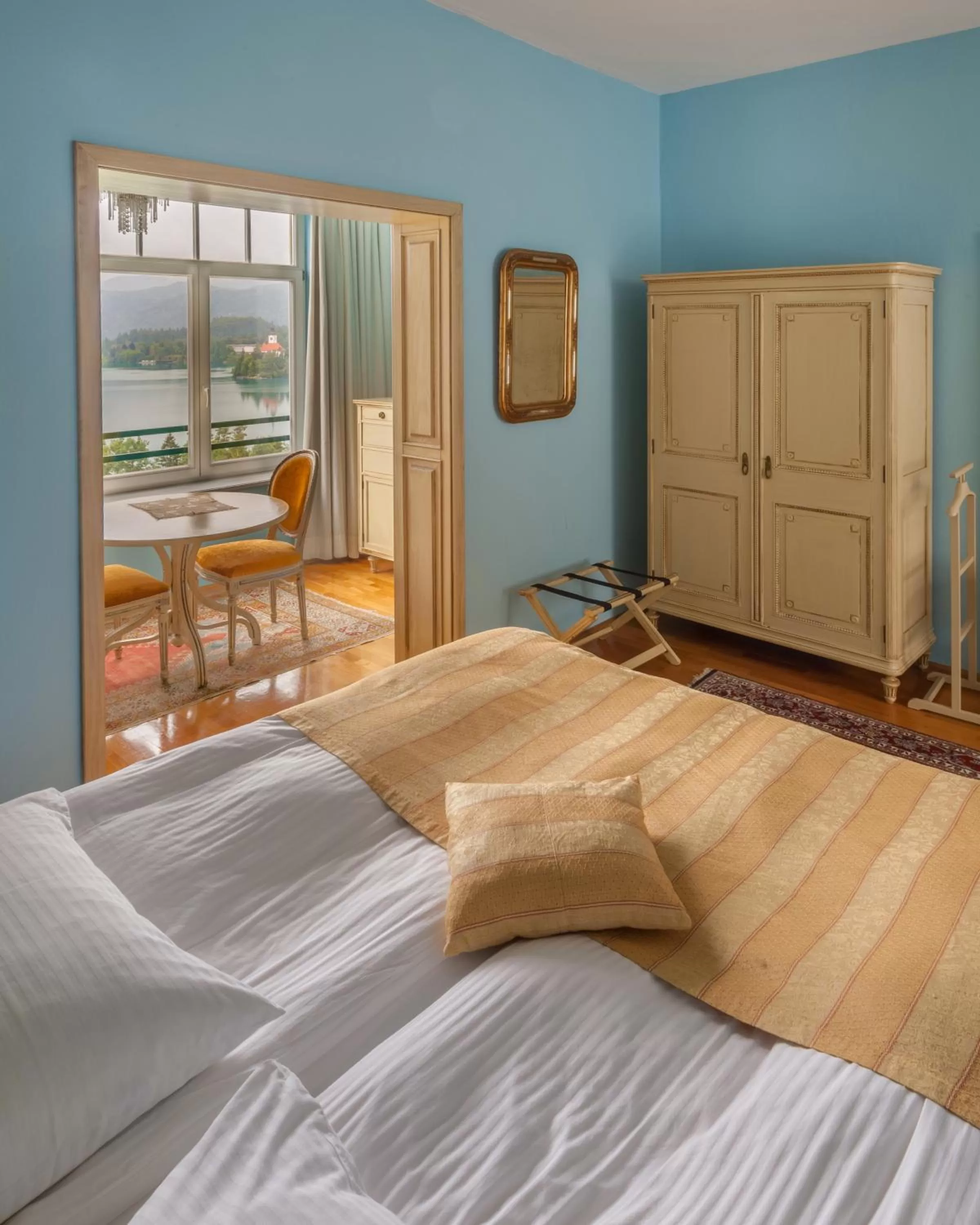 Suite with Lake View - single occupancy in Hotel Triglav