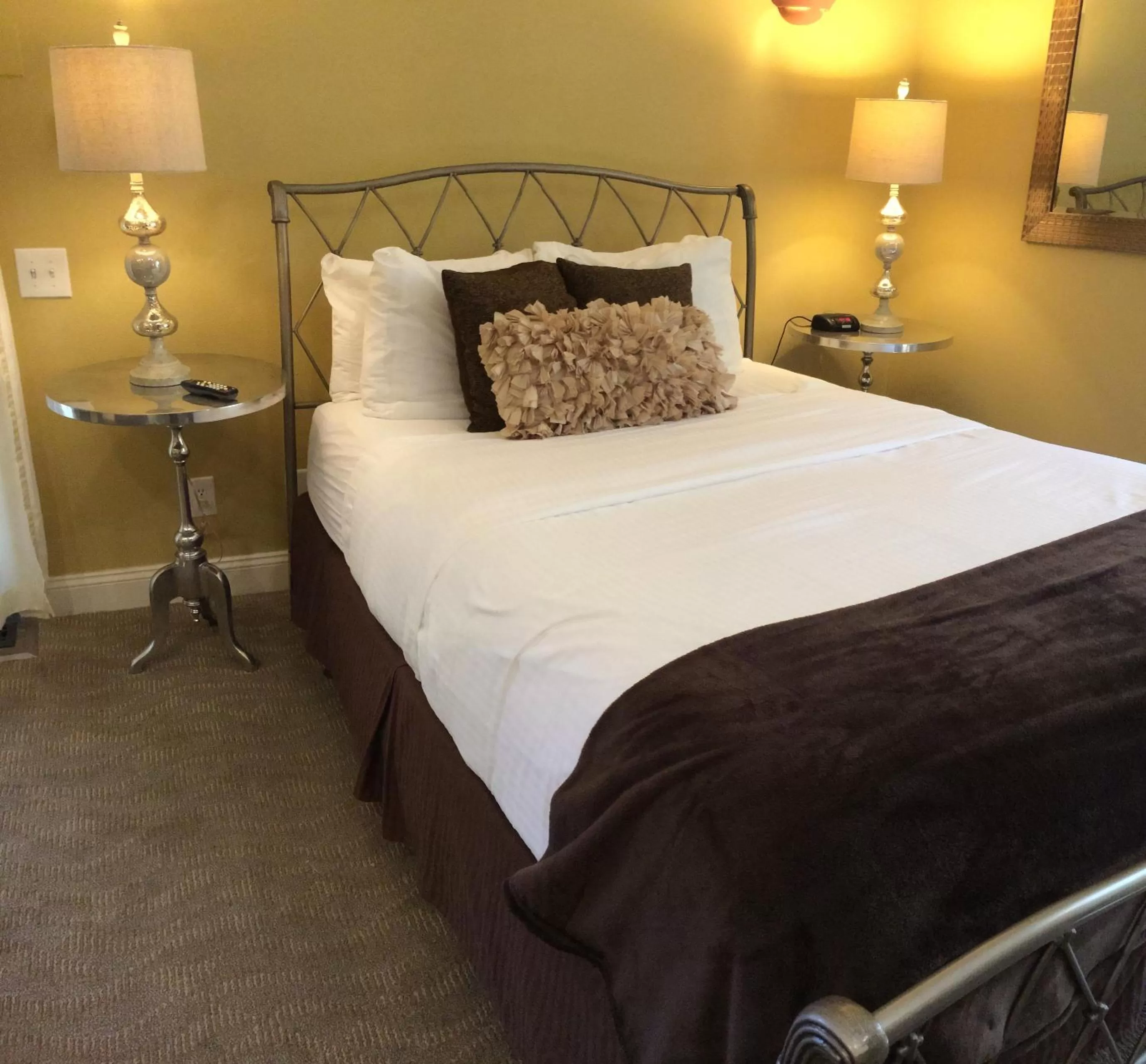 Queen Room in Glen Ellen Inn Secret Cottages