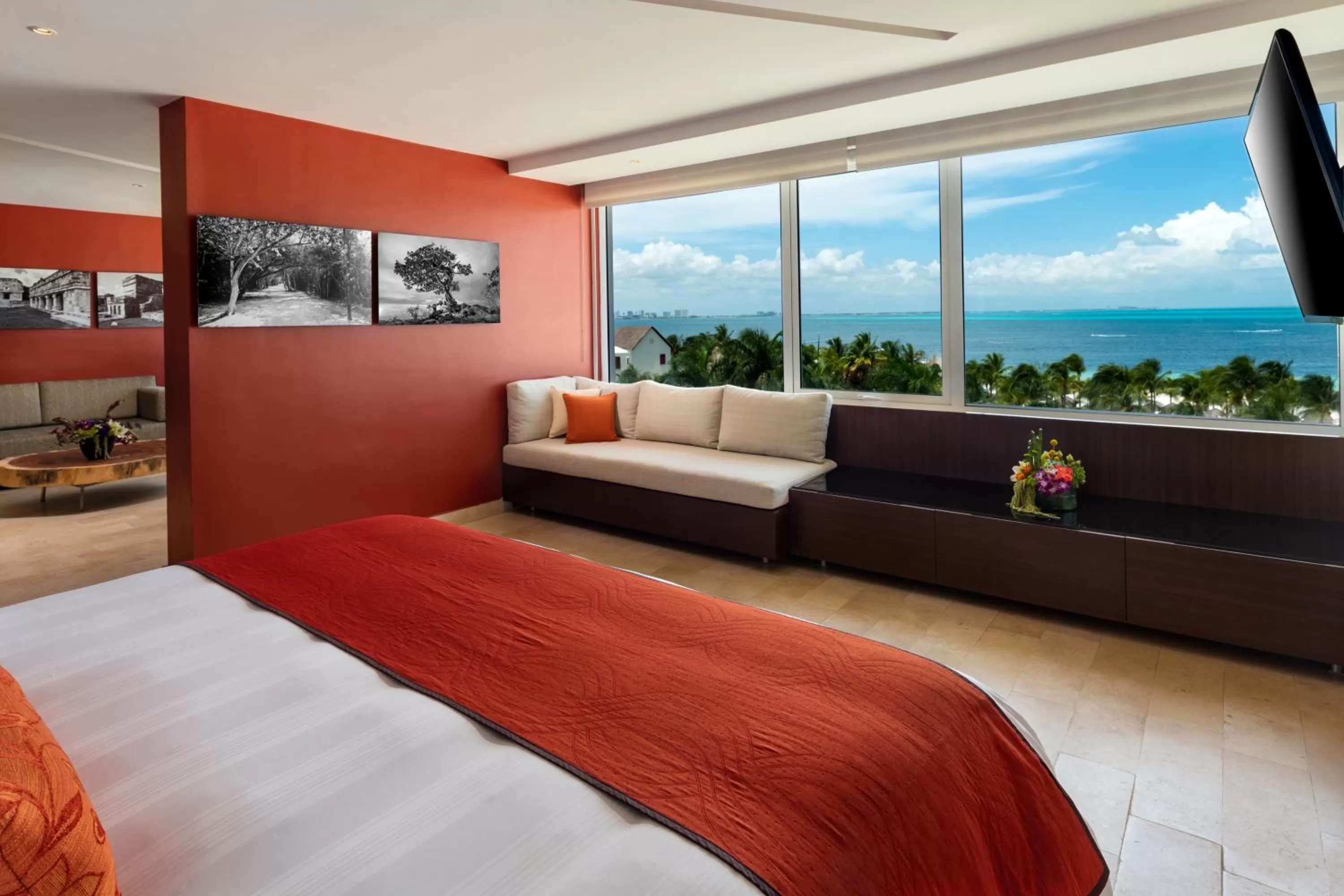 Club Queen Suite with Ocean View in Presidente InterContinental Cancun Resort