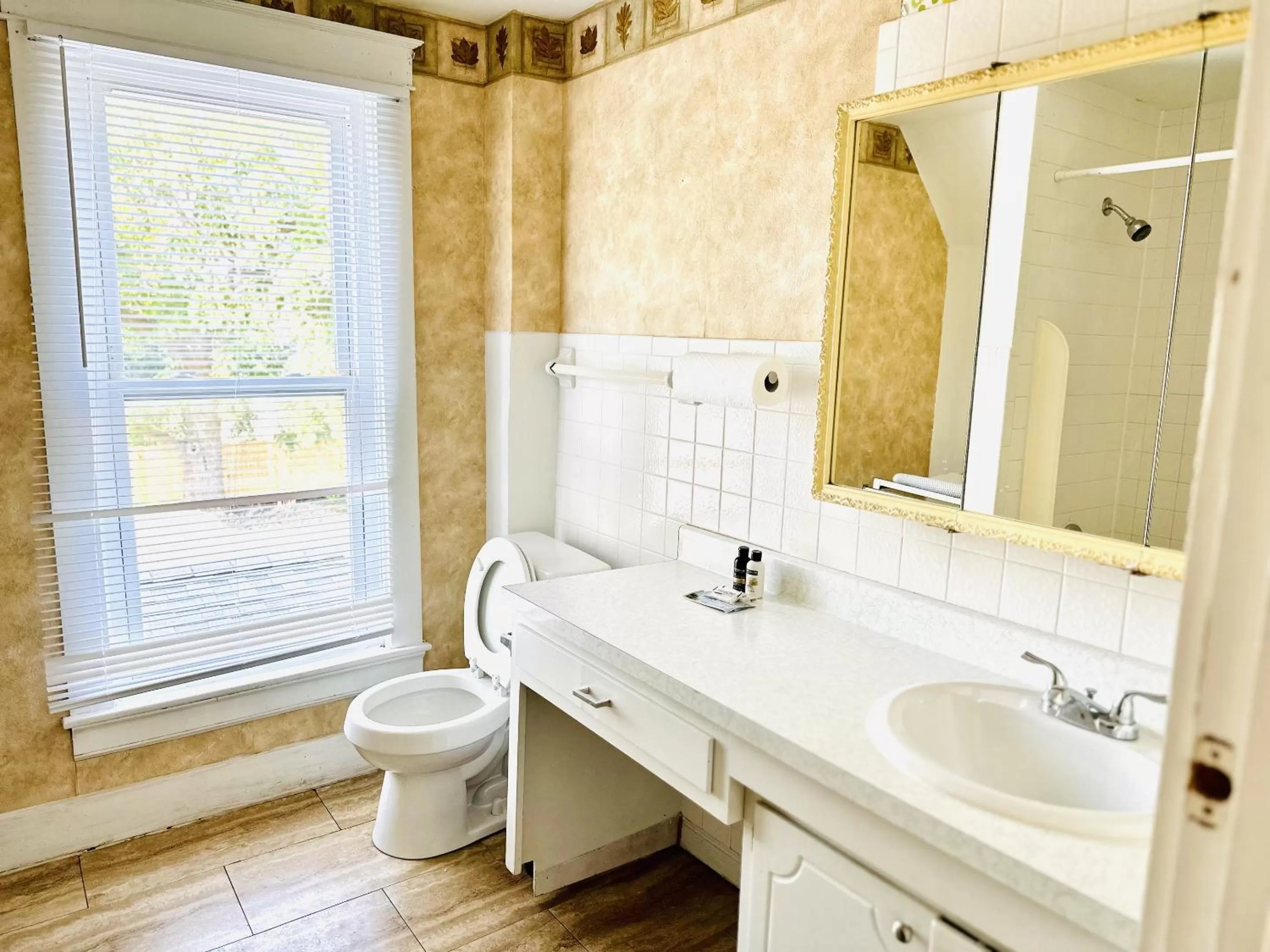 Suite with Garden View in Speedway Legacy Inn