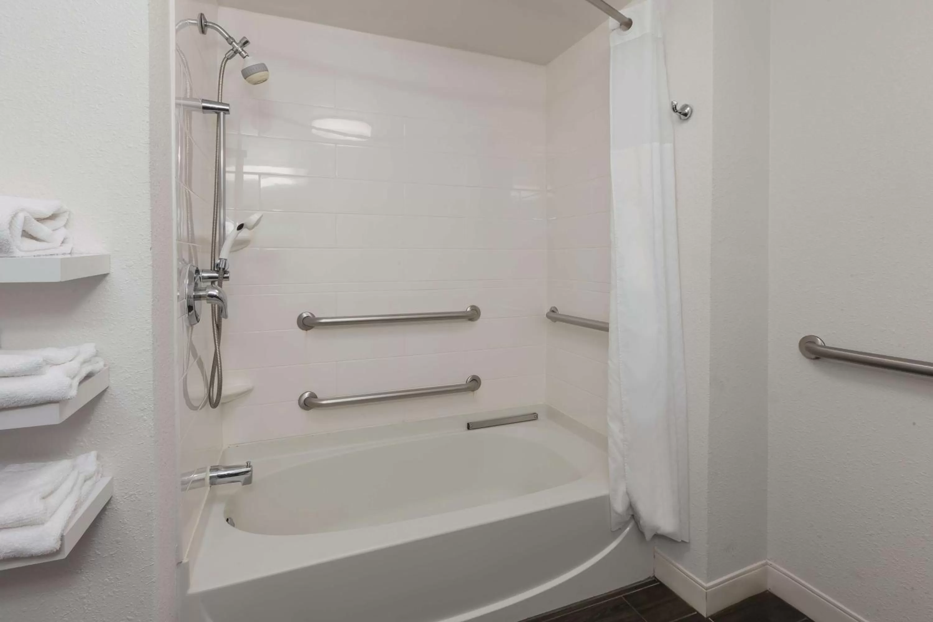 Hearing Accessible King Room with Bathtub - Non-Smoking in Hampton Inn Waterbury