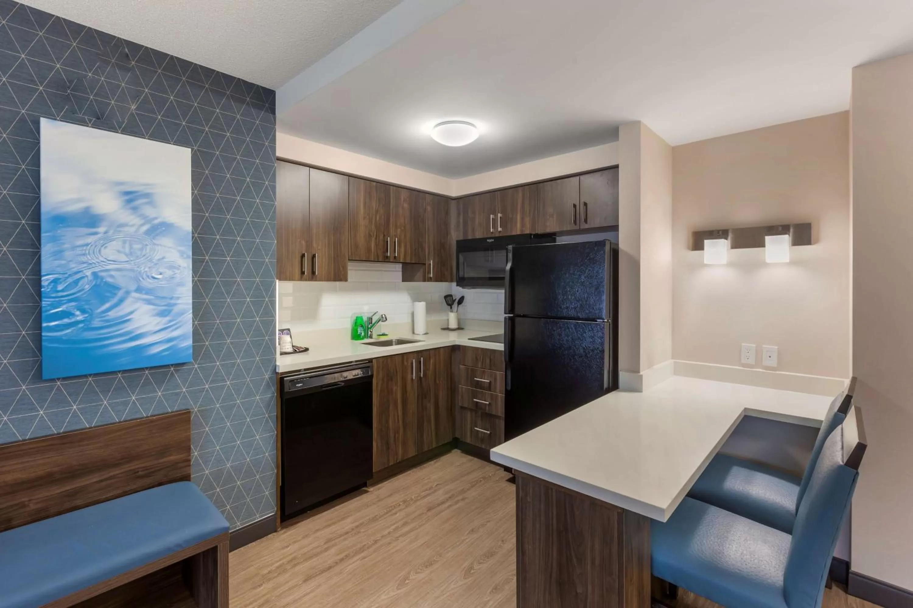 Two-Bedroom Suite with One King and Two Queen Beds with Sofa Bed, Full Kitchen and Shower - Non-Smoking in Executive Residency by Best Western Toronto-Mississauga