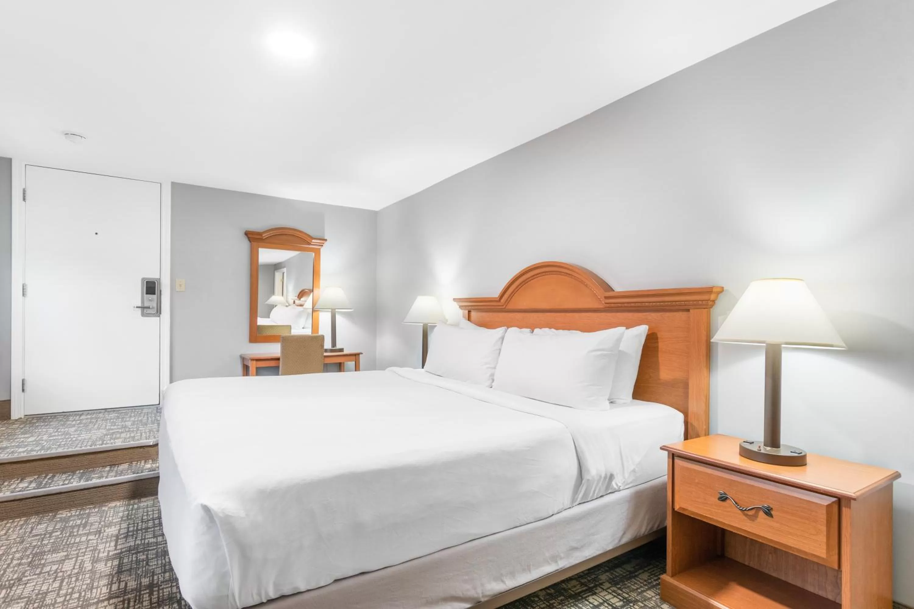 Roadside King Room - Disability Access in Top Notch Inn