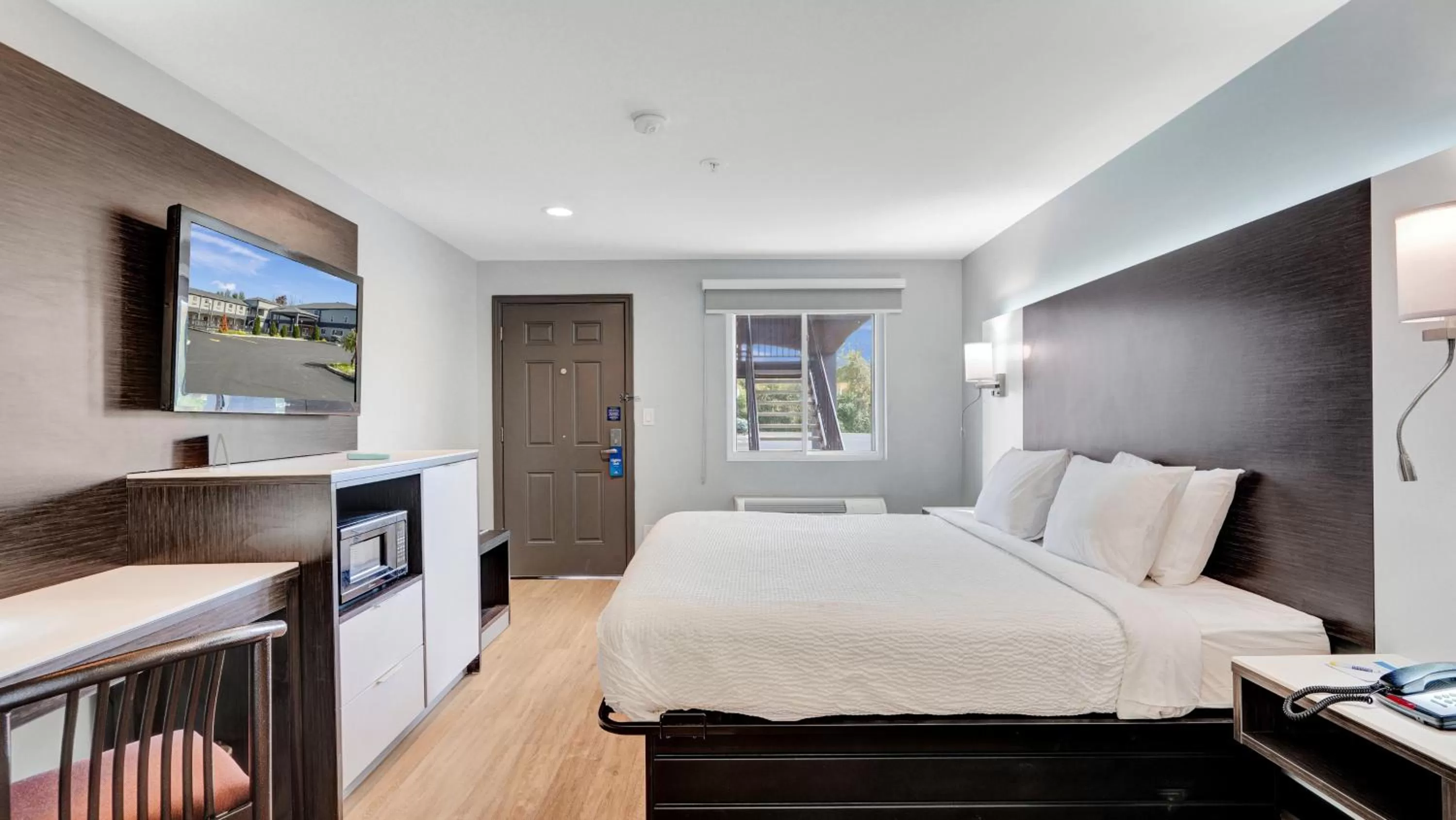 Queen Room - Non-Smoking in Days Inn & Suites by Wyndham Niagara Falls/Buffalo