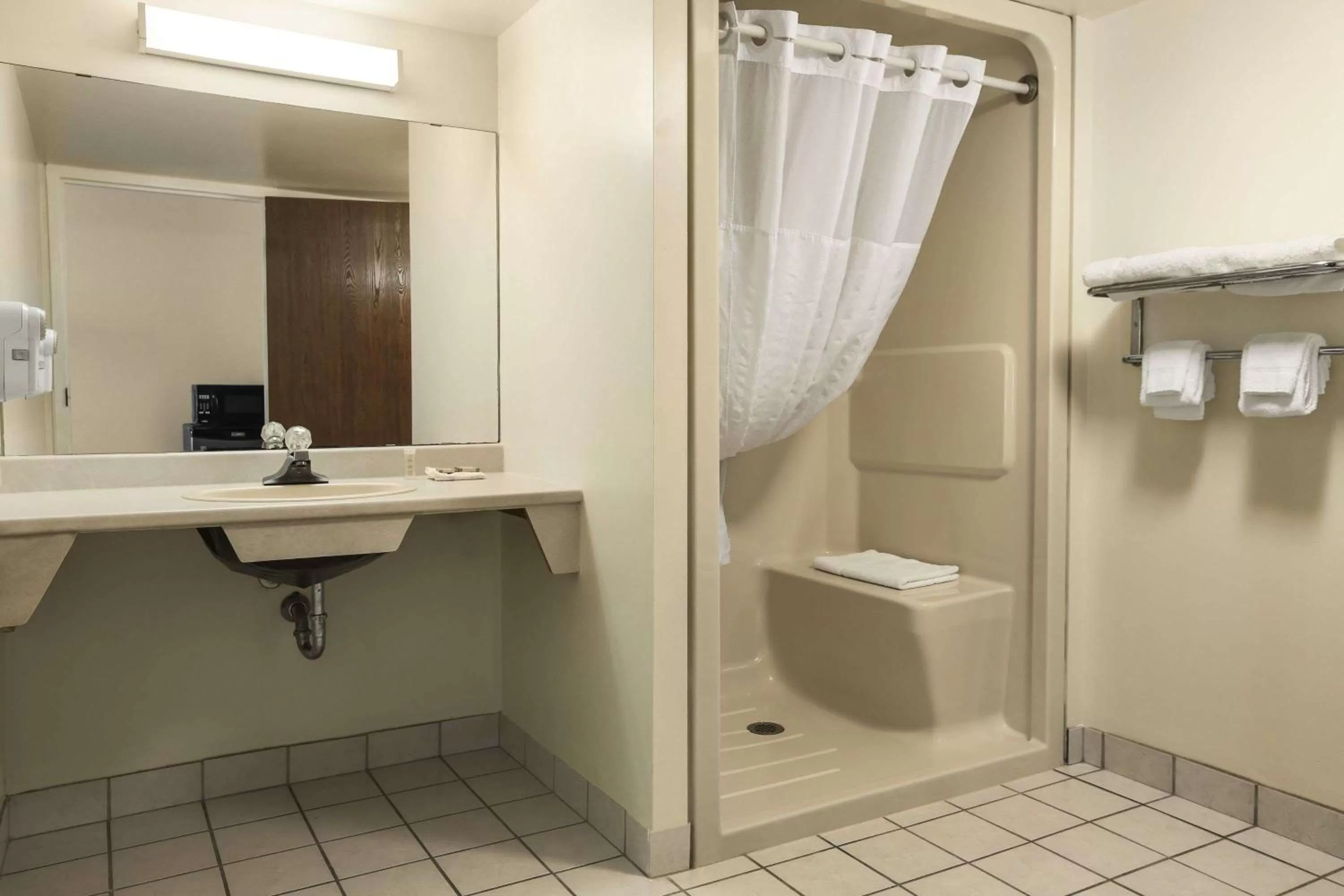 King Room - Mobility Access/Non-Smoking in Super 8 by Wyndham North Bay