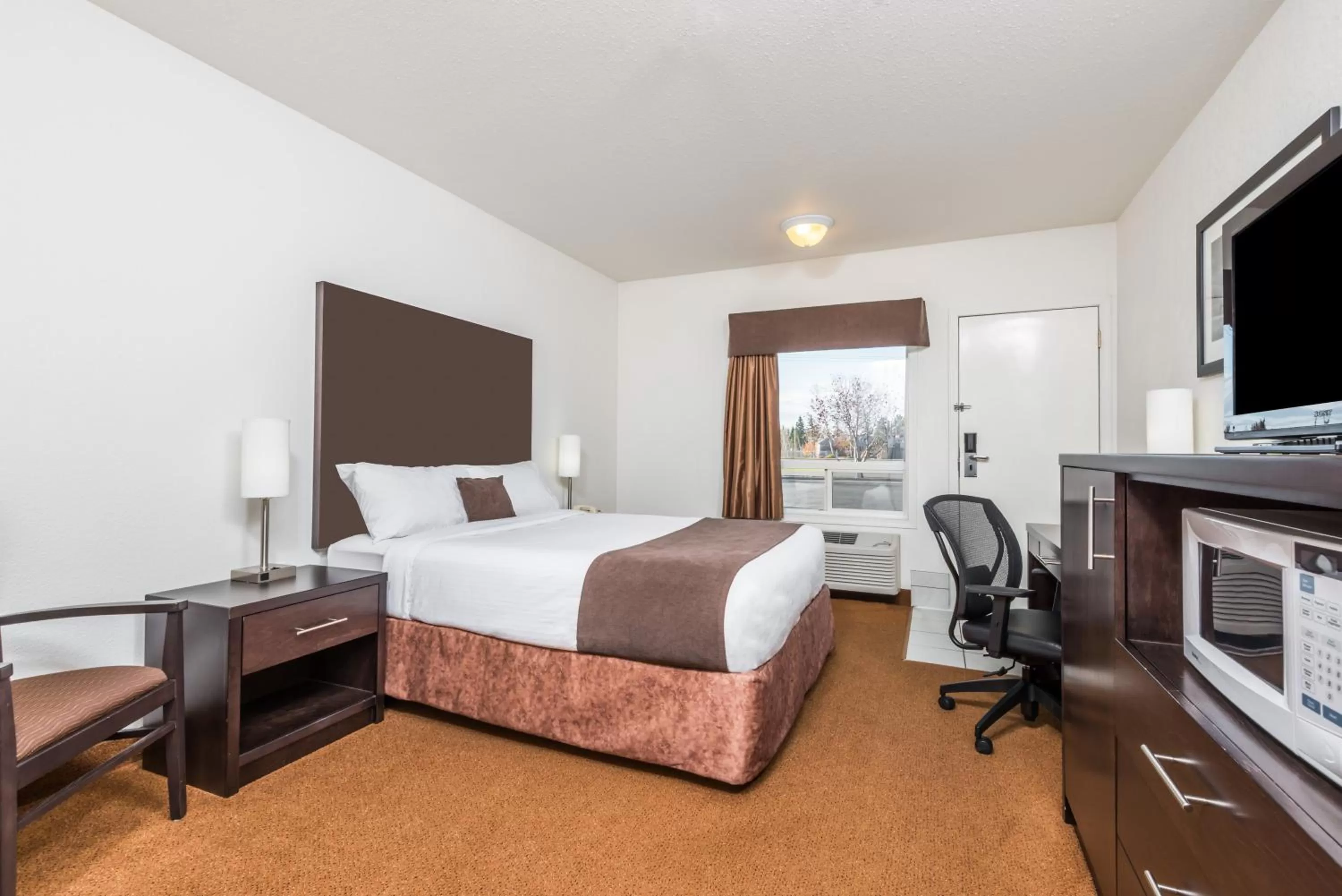 Queen Room - Disability Access/Non-Smoking in Super 8 by Wyndham Vermilion AB