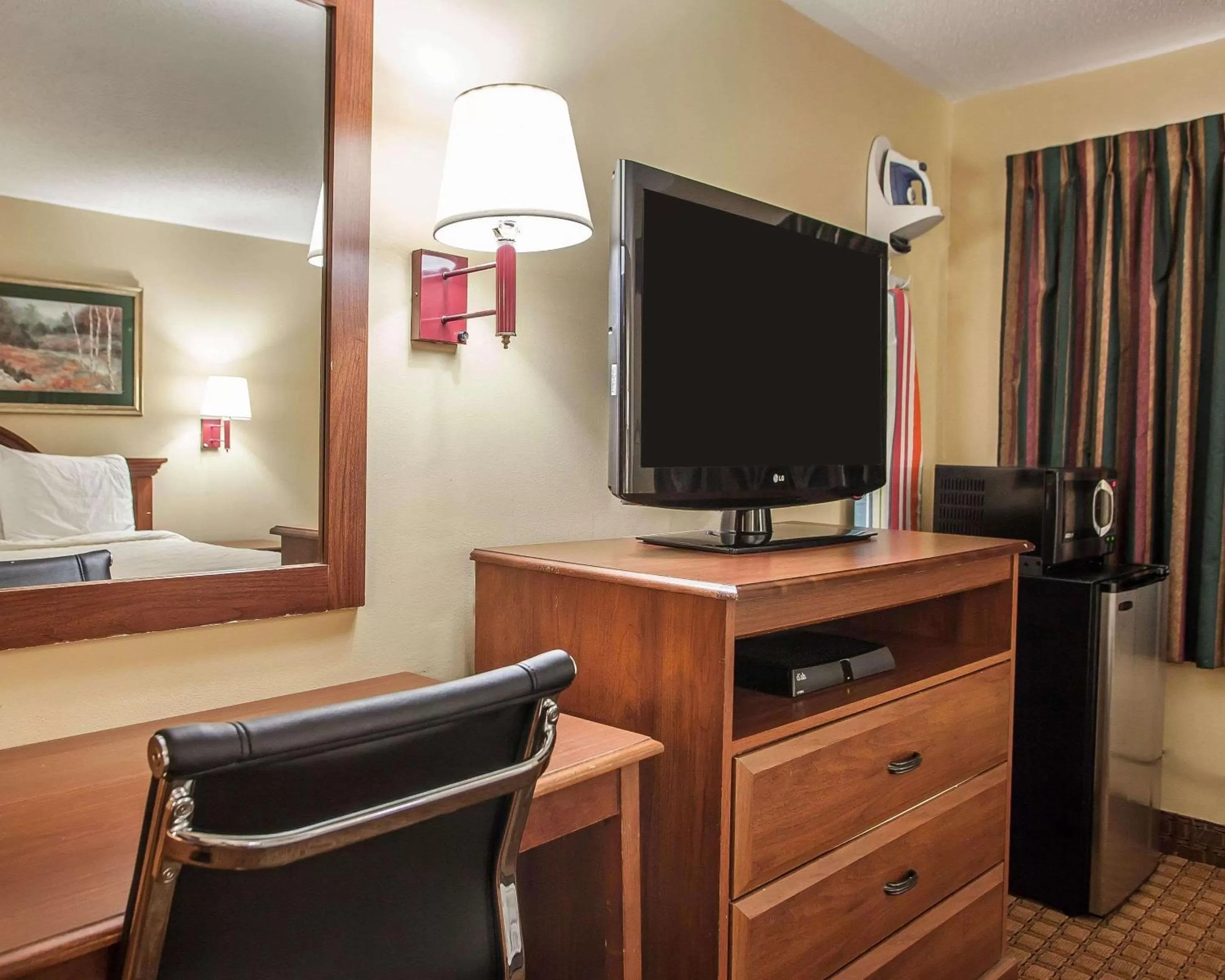 Photo of the whole room, Bed in Econo Lodge Newton
