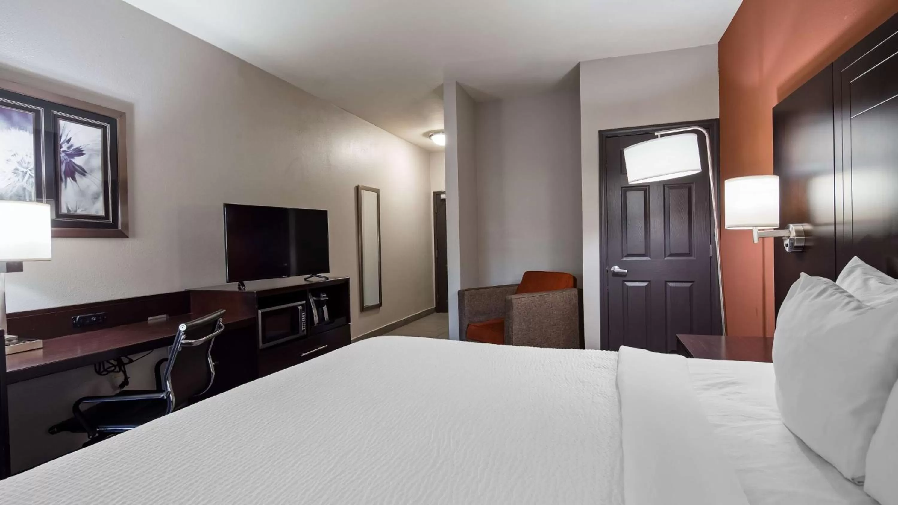 King Room with Roll-In Shower - Disability Access in Best Western Plus Lee's Summit Hotel & Suites