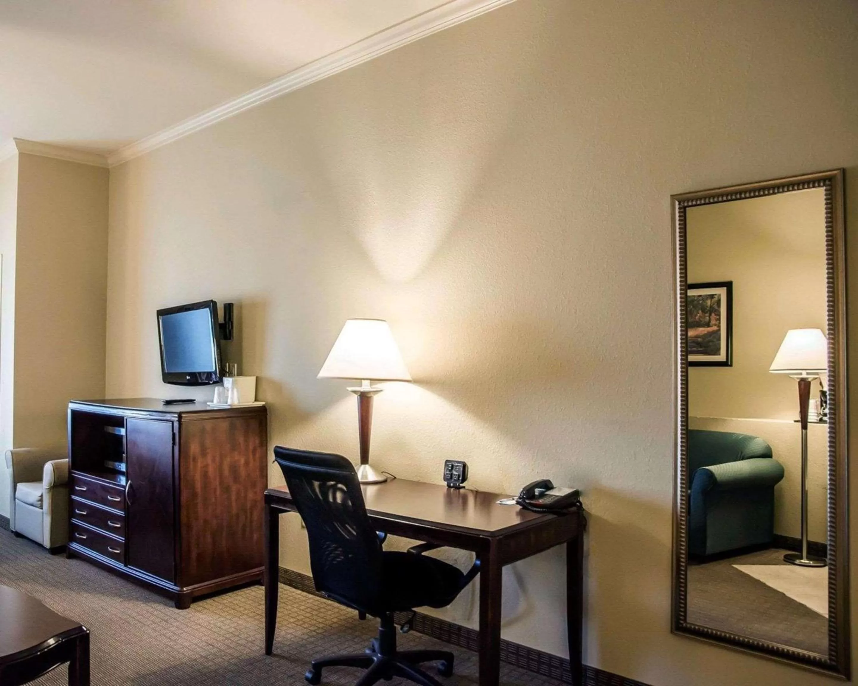 Photo of the whole room in Comfort Suites Cincinnati North