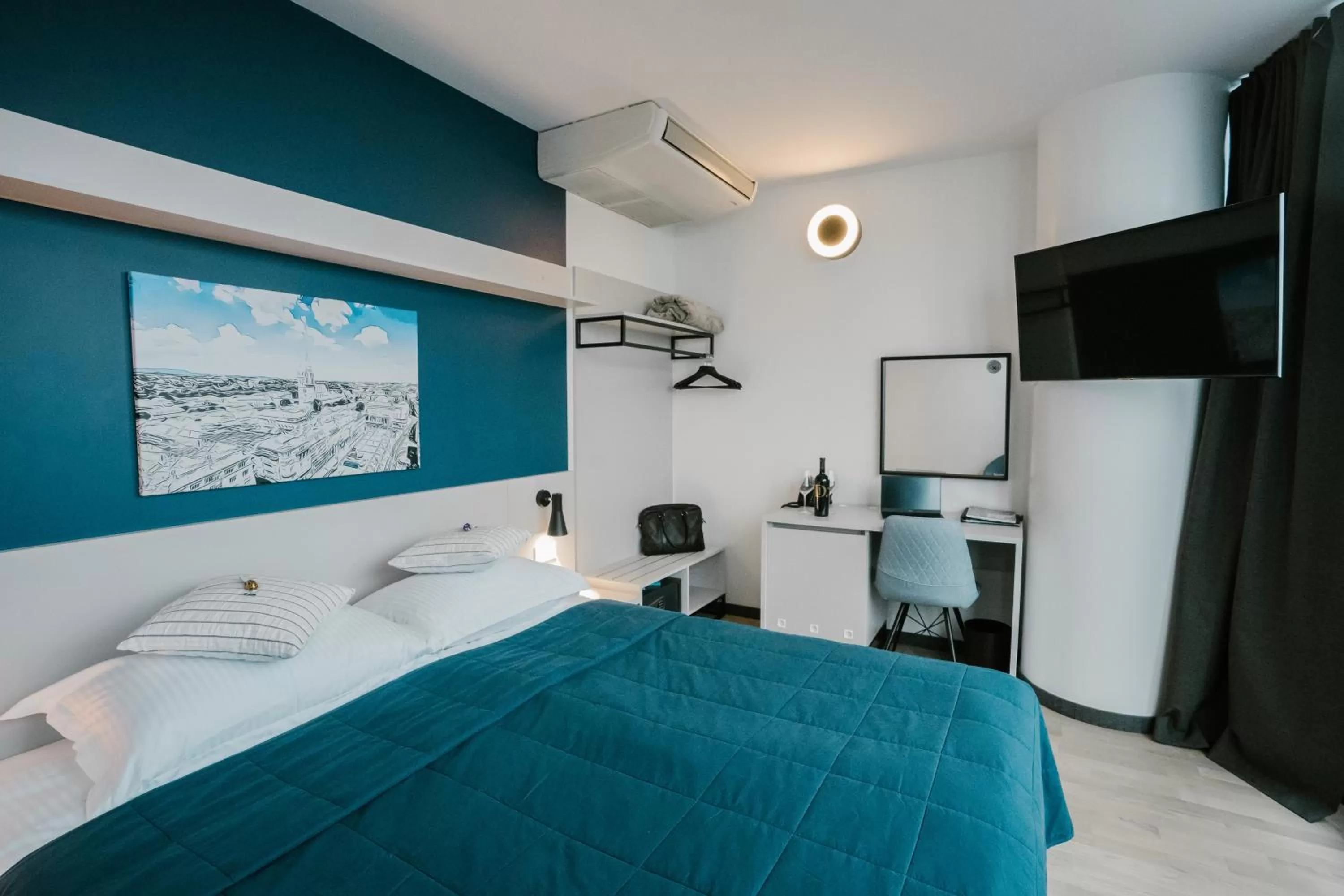 TV and multimedia, Bed in Hotel Blue