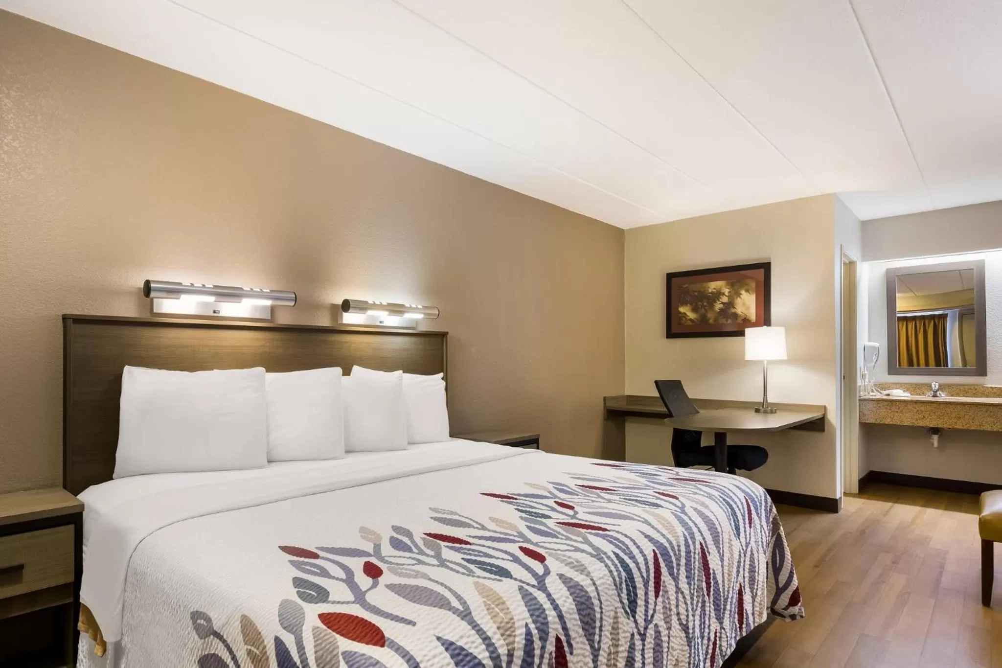 Superior King Room Smoke Free in Red Roof Inn Wilkes-Barre Arena