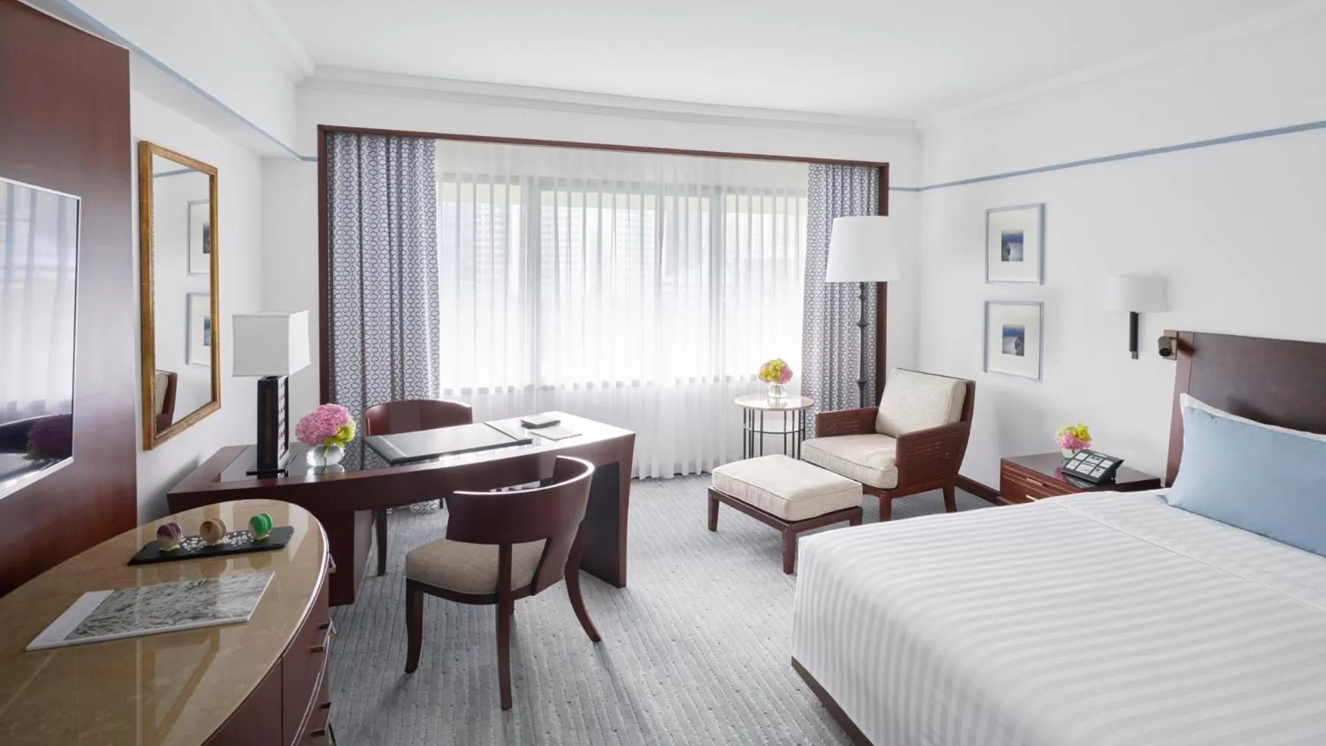 Bedroom, Bed in The Peninsula Manila