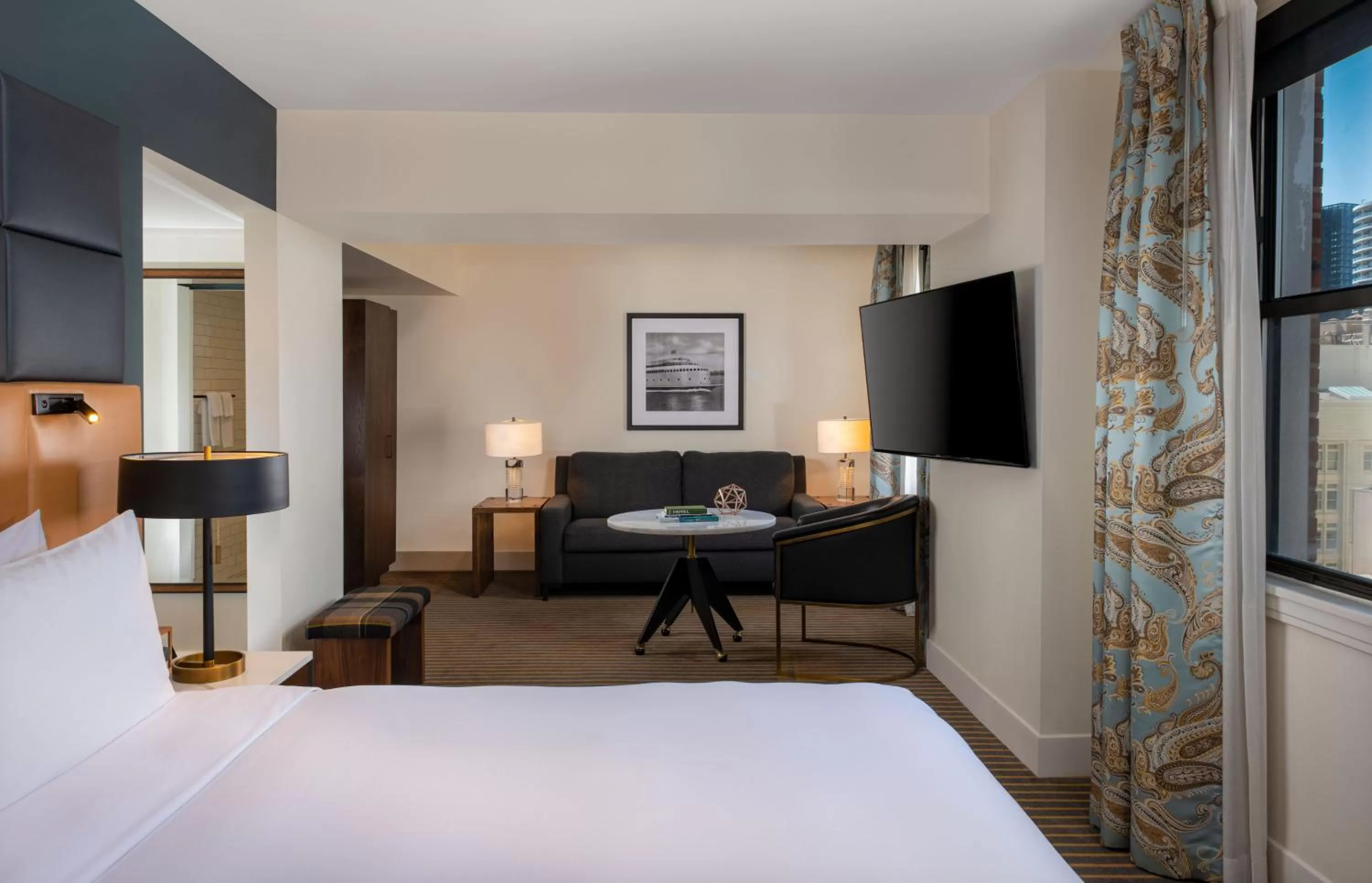 Seating area, Bed in Hotel Theodore Seattle Downtown, Tapestry by Hilton