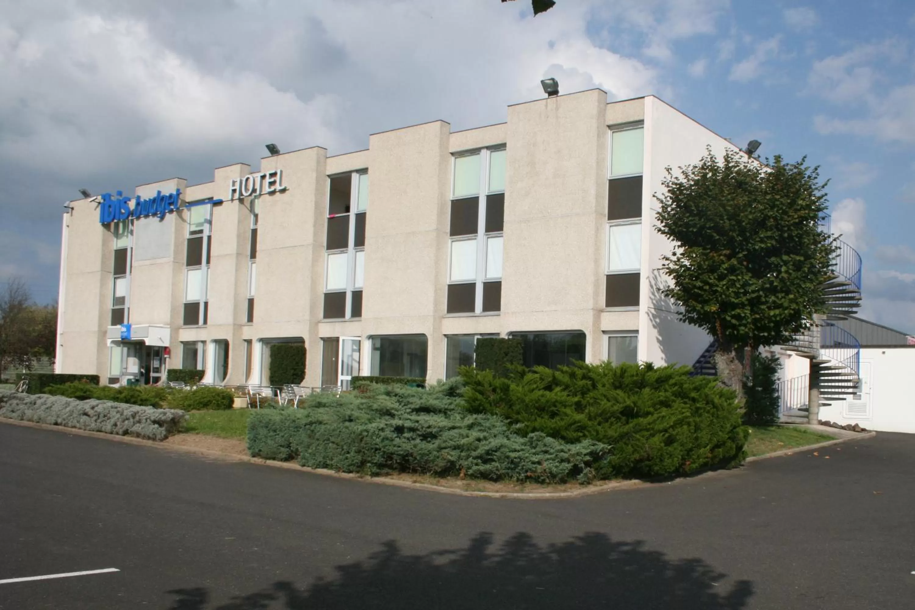 Facade/entrance in ibis Budget Thiers