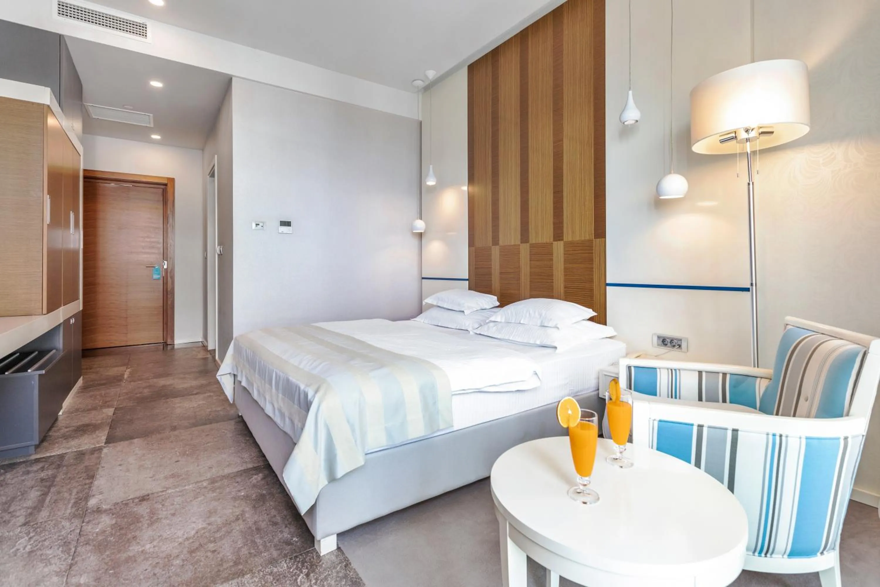 Family Room with Balcony and Sea View in Hotel Bracera