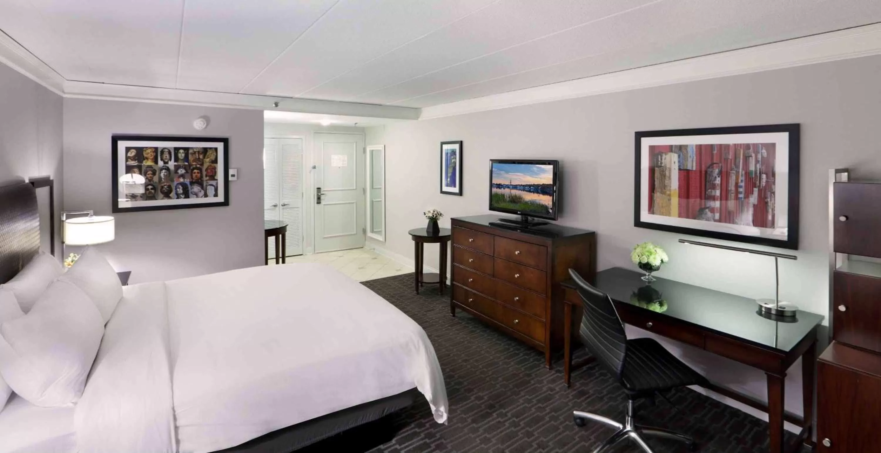 King Room with Bath Tub - Mobility Access in Hilton Mystic