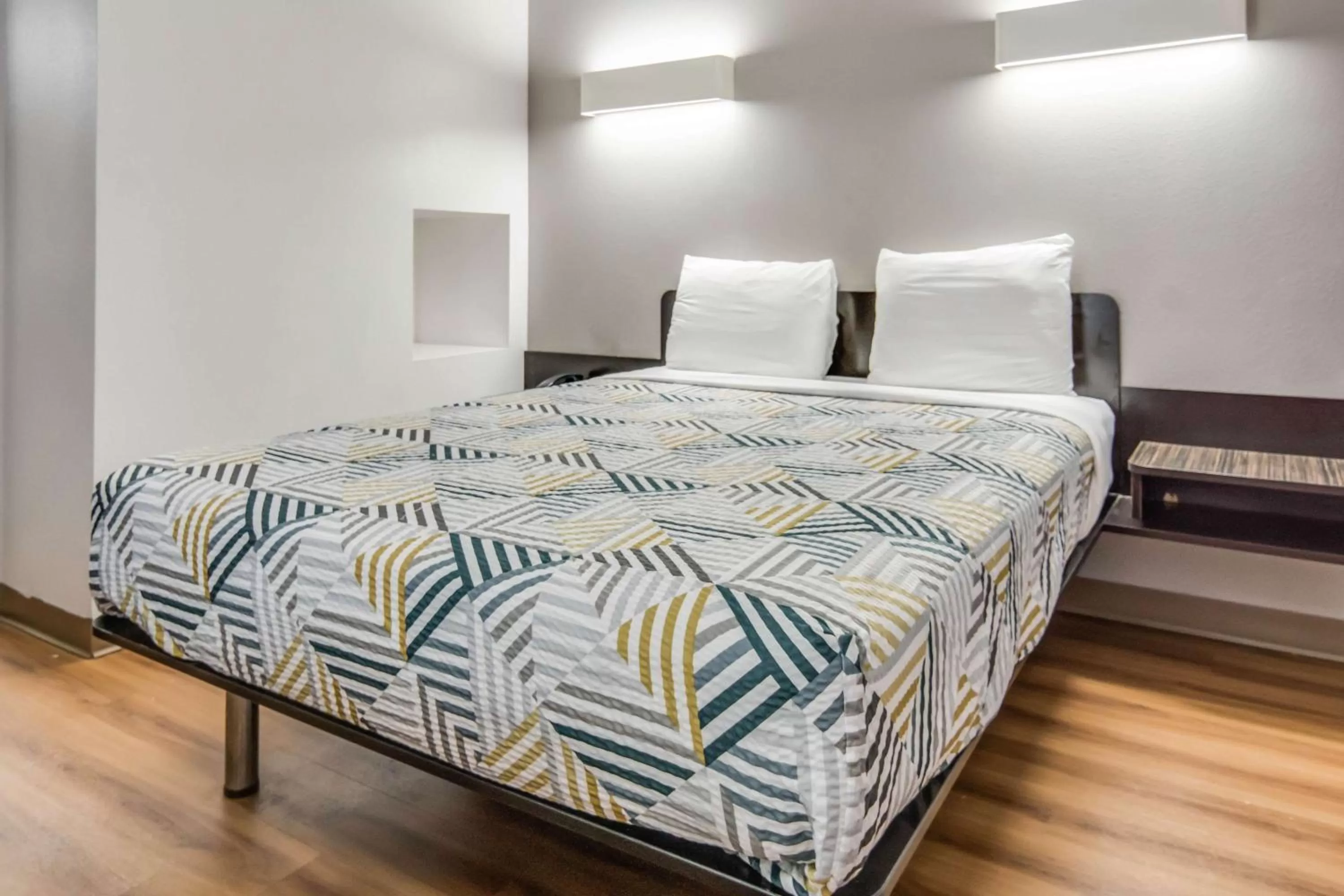 Queen Room - Non-Smoking in Motel 6-Cleburne, TX