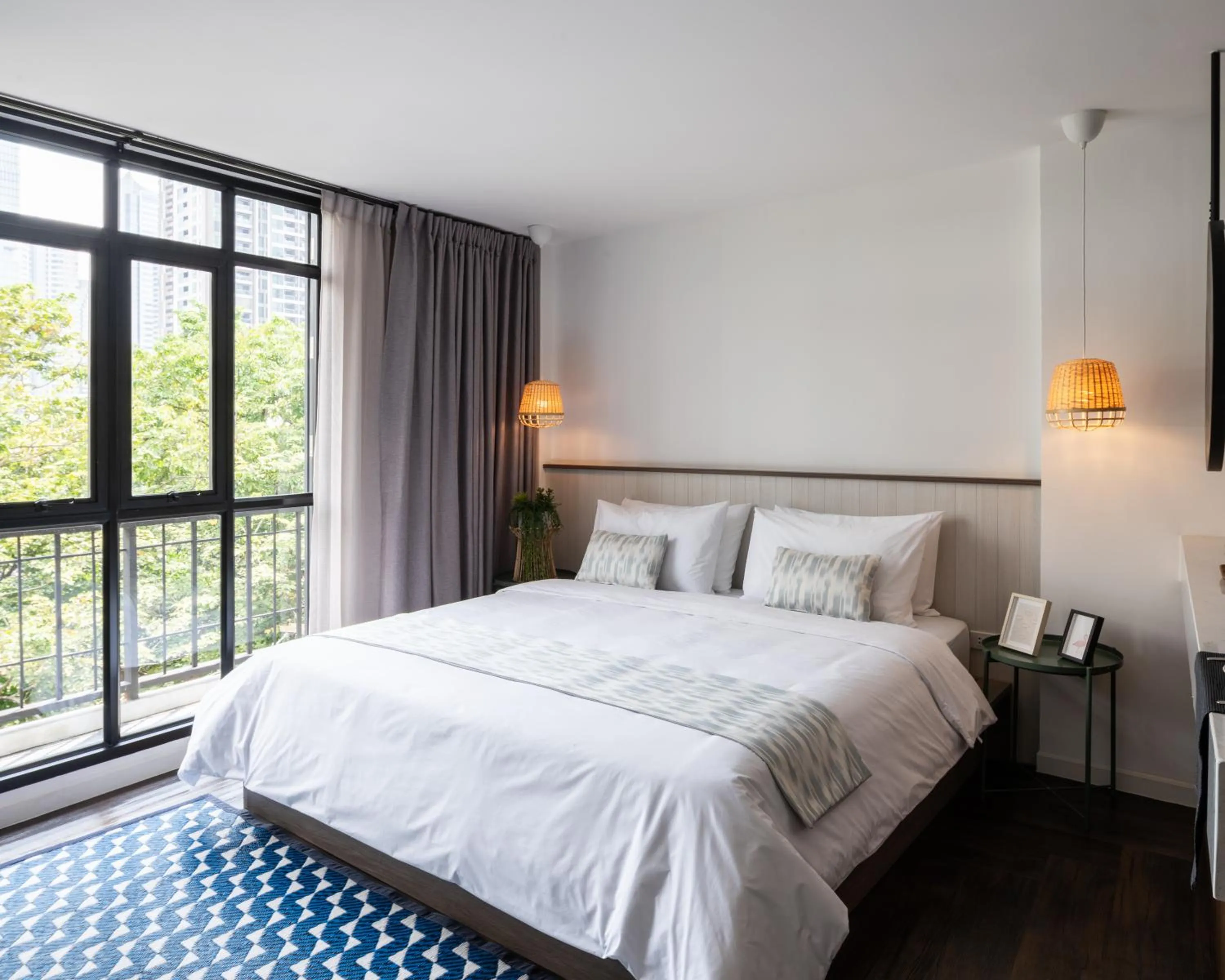 Deluxe King Room in Warm Window Silom