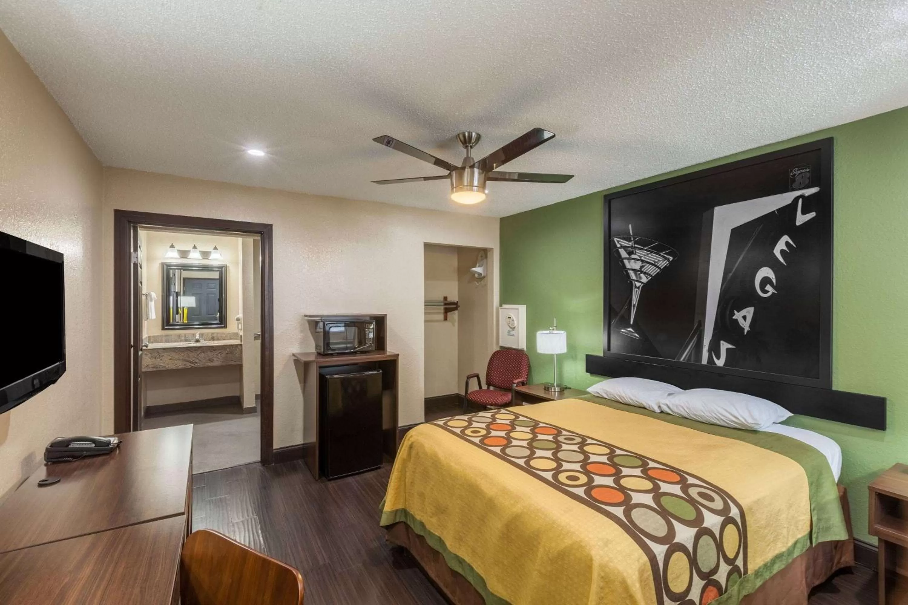 Queen Room - Mobility Access/Non-Smoking in Super 8 by Wyndham Austin University/Downtown Area