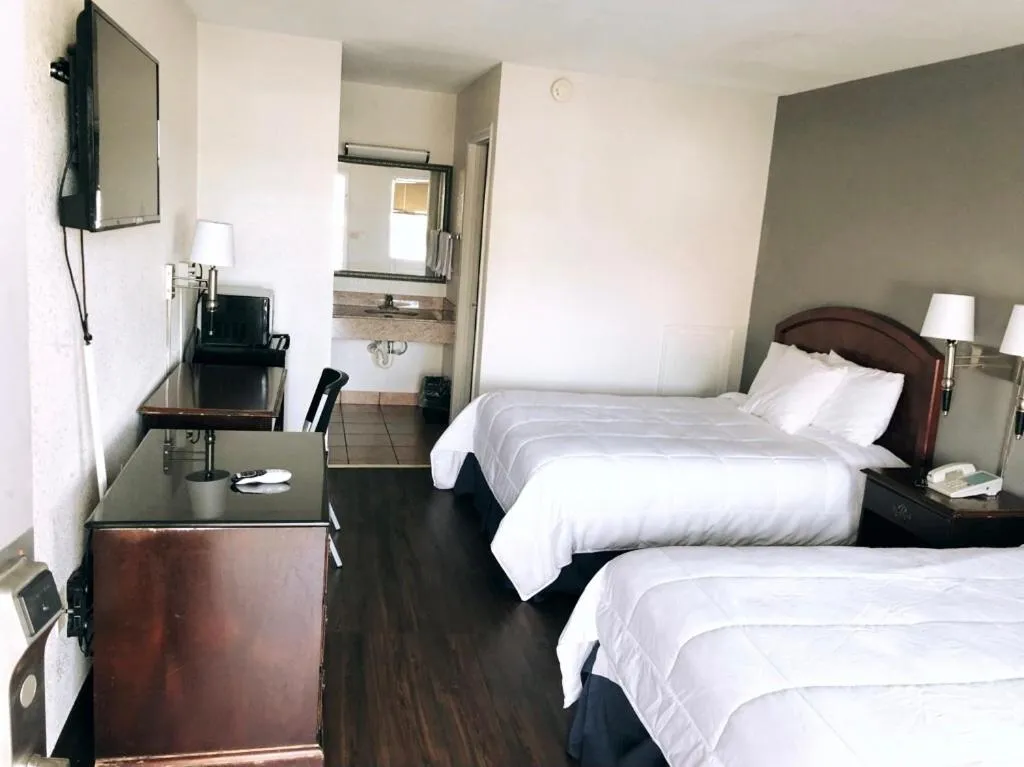 Double Room with Two Double Beds - Non-Smoking in Americas Best Value Inn-Princess Anne