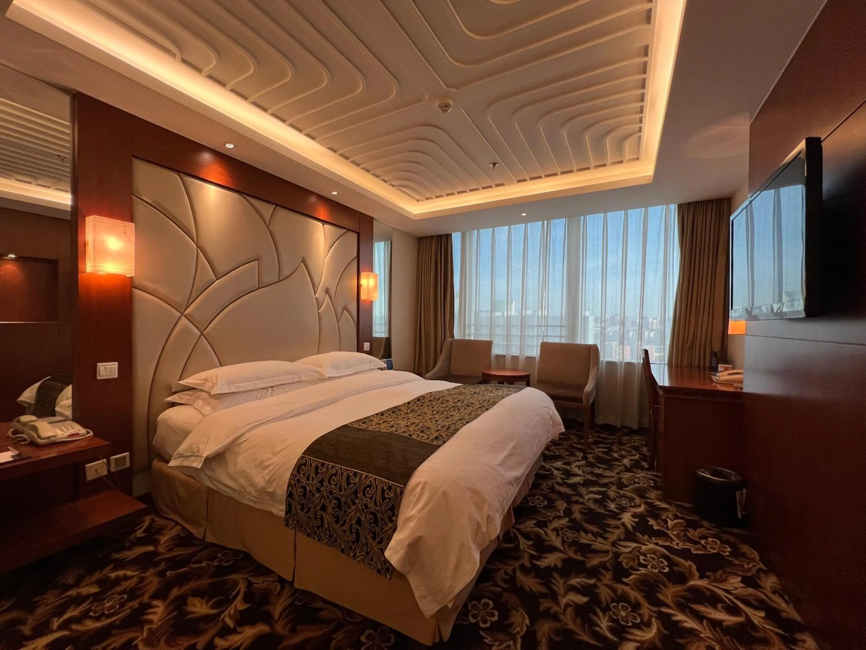 Classical King Room(30% discount in Chinese Restaurant except drinks and sea food) in Howard Johnson Paragon Hotel Beijing