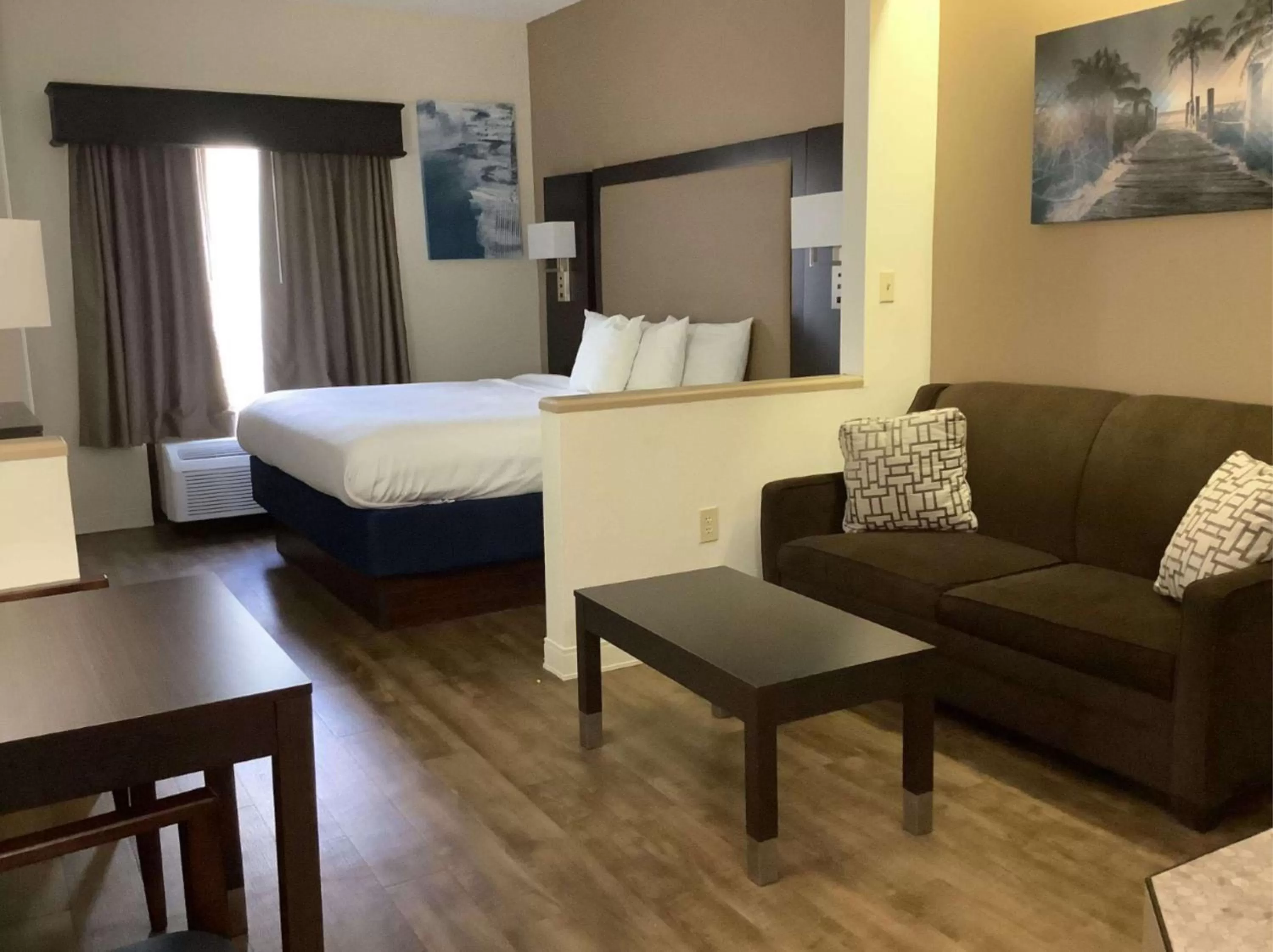 King Suite with Sofa Bed and Wet Bar in Best Western Plus Madison