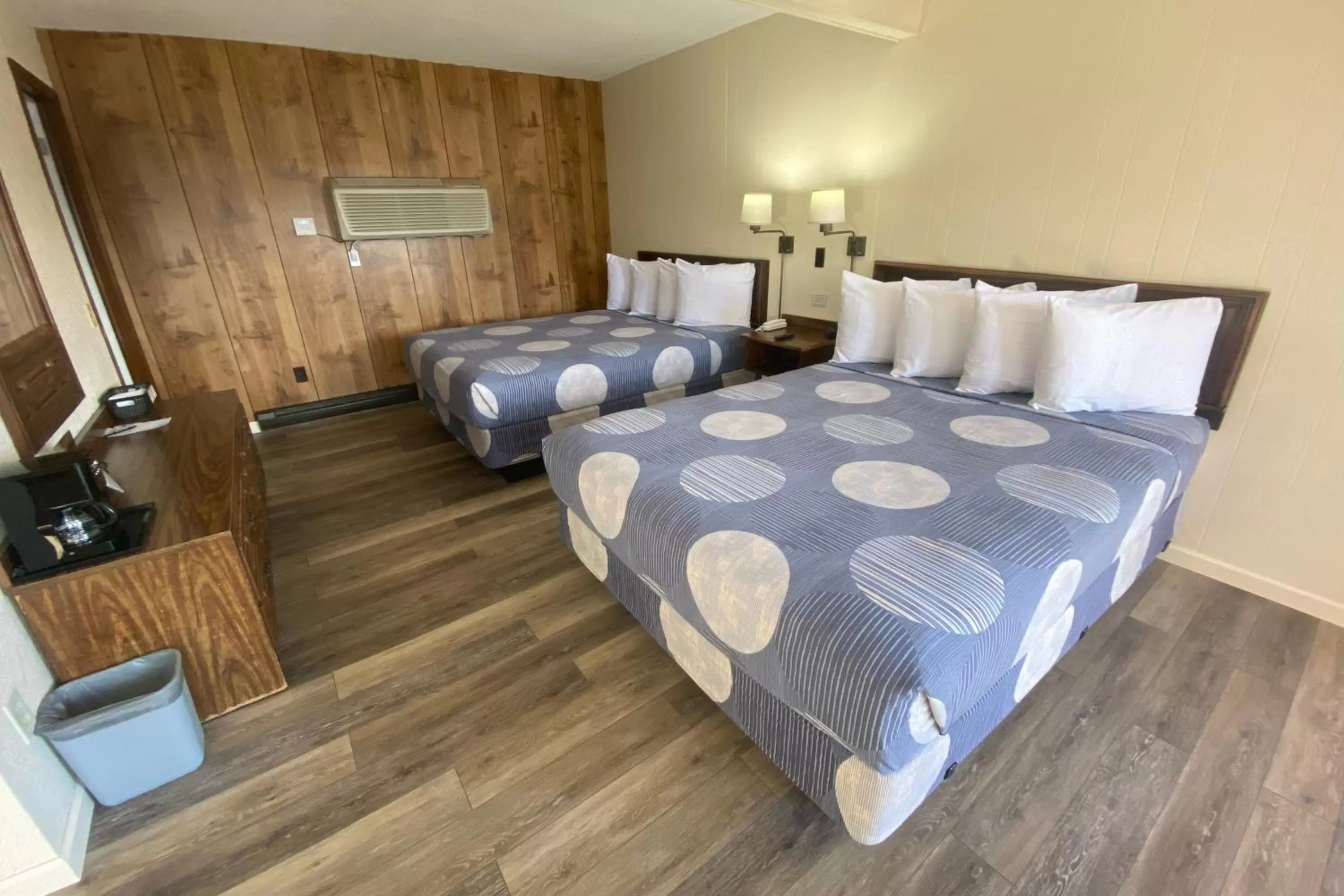 Standard Queen Room with Two Queen Beds in Waterway Inn